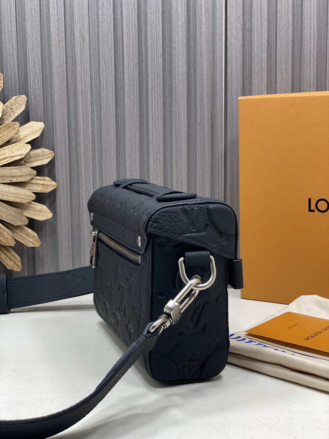 TOP ORI หนังแท้ | LV Soul Trunk Bag Taurillon leather with Monogram pattern กระเป๋าสะพายทรงทรังค์ ครอสบอดี้ขนาดกะทัดรัด หนังแท้เนื้อนุ่มประทับลาย Monogram หรูหราเป็นเอกลักษณ์ เสริมมุมโดดเด่นดีเทลหนังประณีต