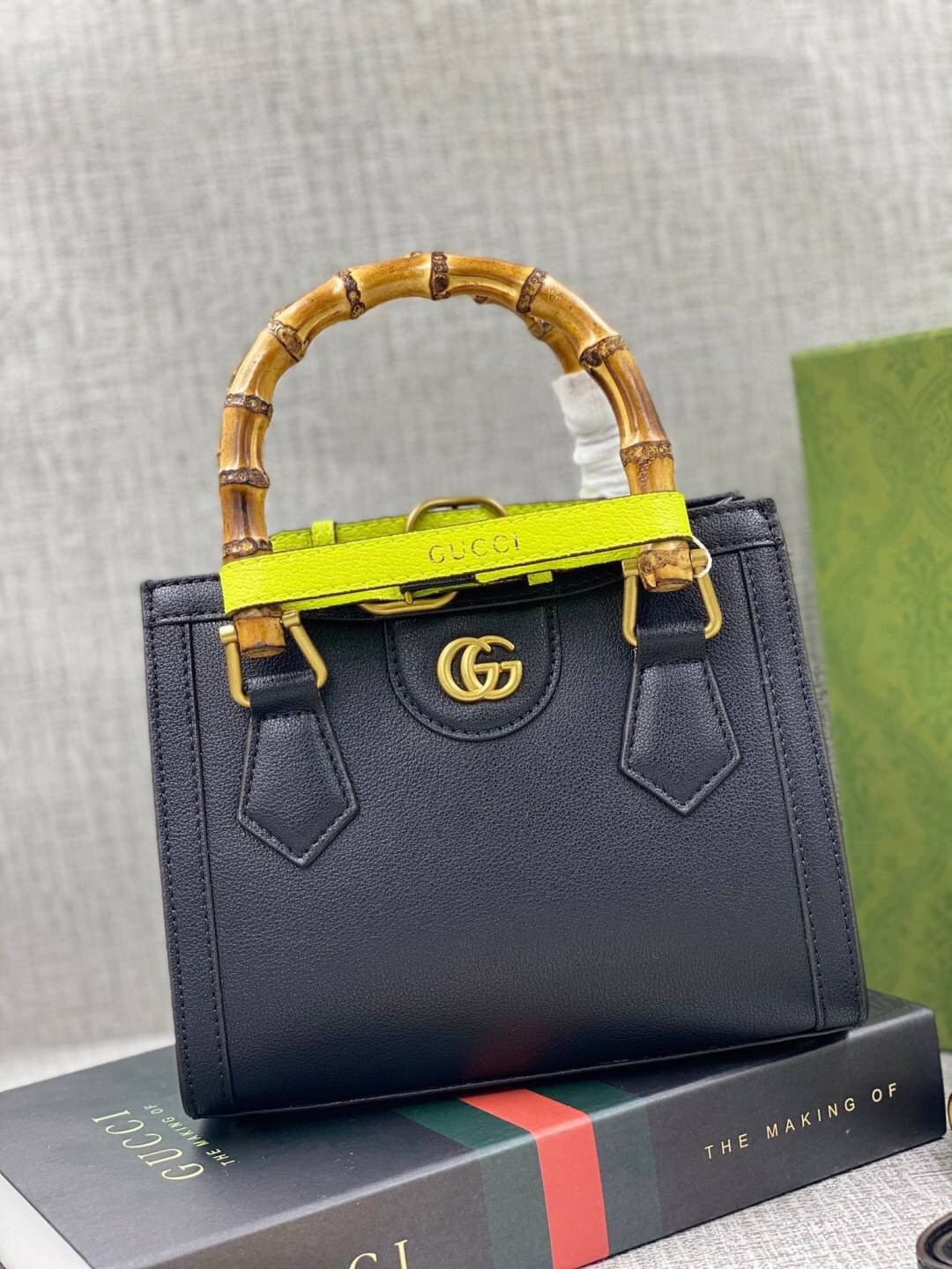 VIP GIFT 】หนังแท้ GUCCI Diana mini tote bag กระเป๋างานหูไม้ไผ่สุดคลาสสิก ดีไซน์มาใหม่พร้อมเข็ดขัดหนังสีสะท้อนแสงประดับตรงหูกระเป๋า ขนาดมินิกำลังน่ารักเลยค่ะ วัสดุหนังแท้ อะไหล่ทอง งานสวยตั้งอยู่ทรง มีสายสะพายยาว 1เส้น สามารถปรับระดับได้-ถอดได้ งานเก๋ไก๋ที