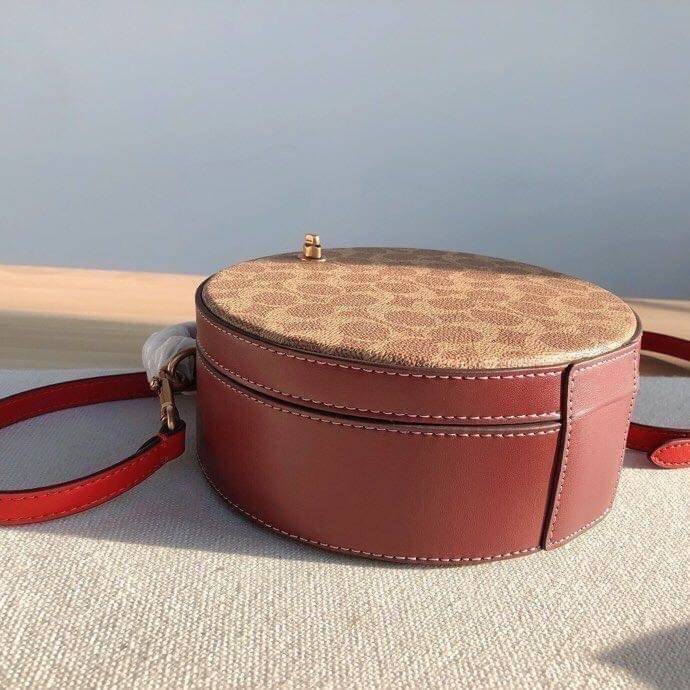 COACH LUNAR NEW YEAR CIRCLE BAG IN SIGNATURE CANVAS กระเป๋าทรงกลม ถือและสะพายข้างได้ วัสดุหนังแท้ ลาย C สวยหรู!! ตามแบบฉบับแบรนด์ ดูแพงมาก ราคาสุดคุ้มแบบนี้ ต้องมีไว้ใช้สักใบน้า!!