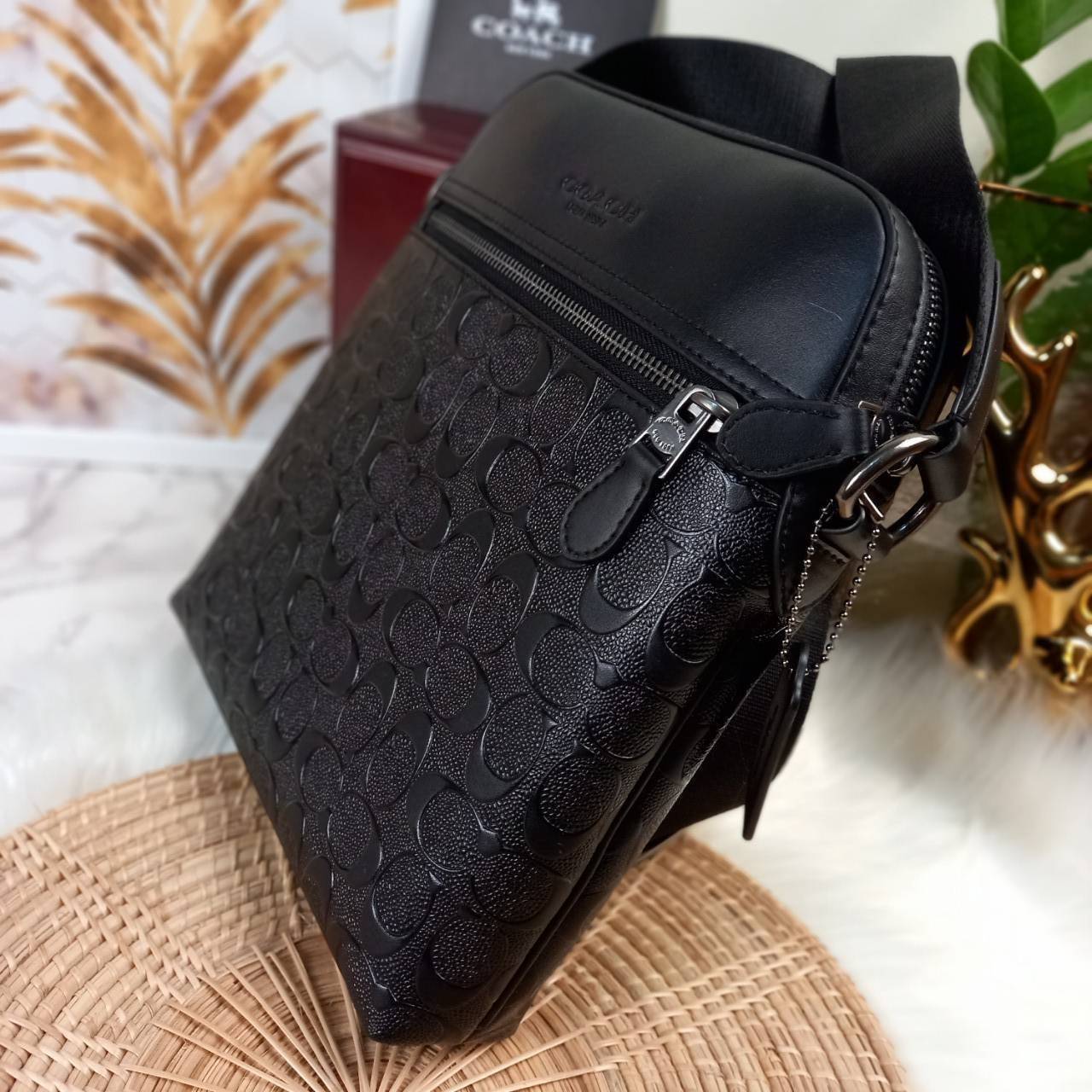 COACH HOUSTON FLIGHT BAG IN SIGNATURE LEATHER (COACH F73338) กระเป๋าสะพาย ลวดลาย C นูน SIGNATURE ที่ดูโดดเด่นมาก// วัสดุหนังแท้ทั้งใบ อยู่ทรงสวย// ด้านในโล่งกว้าง จุของได้เยอะ ด้านหน้ามีอีกช่องซิบไว้เก็บของสำคัญได้อย่างเป็นสัดส่วน ลงตัว เปิด-ปิด ด้วยซิบ/ 