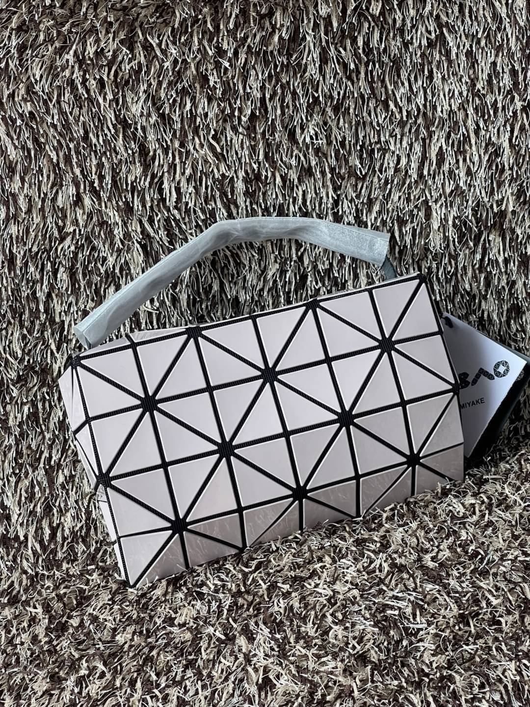 BAOBAO Issey Miyake CARTON GLOSS SHOULDER BAG มาในไซส์ขนาดกะทัดรัด โดดเด่นด้วยดีไซน์อันเป็นเอกลักษณ์ของแบรนด์ ที่สำคัญน้ำหนักเบา
