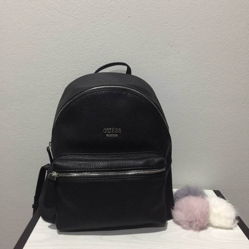 GUESS BACKPACK กระเป๋าเป้สพายจากแบรนด์ดัง ดีไซร์เรียบหรู ด้านหน้าโชว์โลโก้แบรนด์ มีช่องใส่ของด้านหน้า ภายในมีช่องใส่ของย่อยอีก 3ช่อง และช่องซิป 1 ช่อง สายสพายปรับระดับได้ เป็นรุ่นแนะนำสำหรับสาวๆที่ชื่นชอบการสพายเป้ สพายเบาสบายไม่ปวดไหล่ เหมาะกับทุกวัยคะ