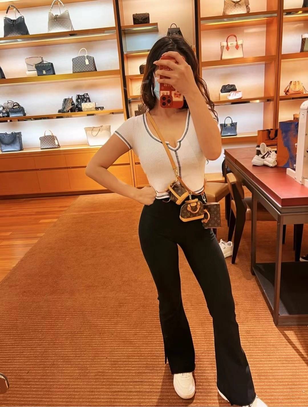 ORI 🥂 LV Trio Mini Icones Monogram Canvas เกรดสลับใช้แทนใบจริงได้ งานเกรดเทพออริจินอลสวยมาก ใช้ได้หลากหลายสไตล์ จะสะพายใบเดียว สองใบ หรือสามใบ หรือจะใช้เป็นพวงกุญแจที่คล้องมือหรือจะใช้เป็น Charm กระเป๋าก็ได้ คือคุ้มมากใน1 set ใหม่ล่าสุดเลยค่ะ น่าร