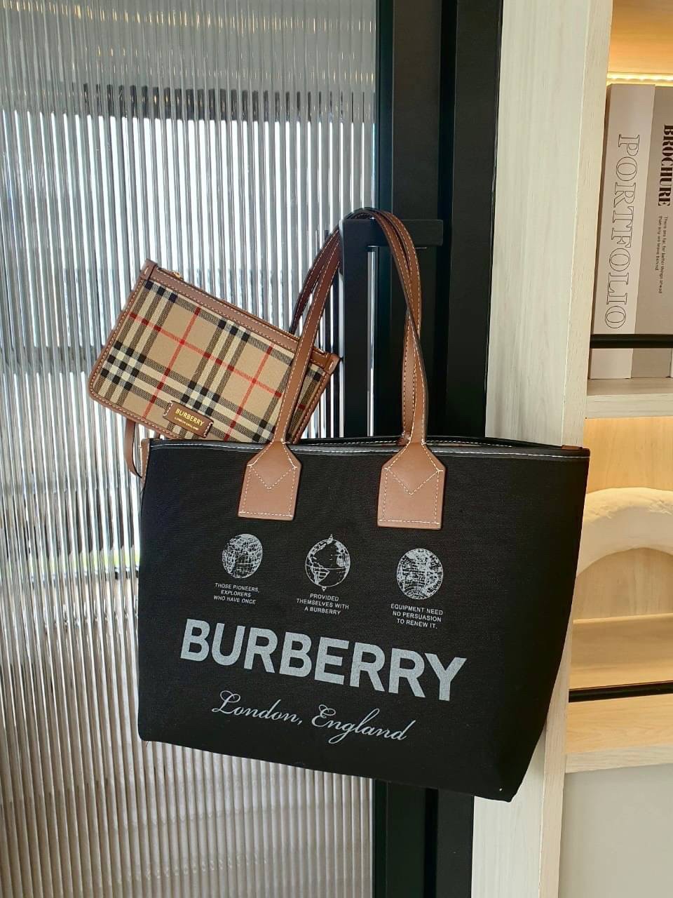 Burberry Tote Bag / Burberry Label Print Large London Tote Bag In Crema / BURBERRY LARGE LONDON TOTE BAG IN WHITE กระเป๋าสะพายไหล่ทรงช้อปปิ้ง ทรงคลาสสิค ฮิตตลอดกาล ตัวกระเป๋าวัสดุหนังผ้าแคนวาส ตัดหนัง