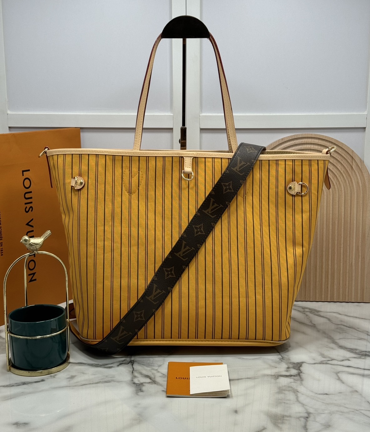 LV Neverfull Bandoulière Inside Out MM กระเป๋าทรงโท้ทรุ่นใหม่ล่าสุด ใช้ได้ 2 ด้าน ภายในสีสดใสมีชีวิตชีวา เป็นการรังสรรค์สุดท้าทายครั้งใหม่ของกระเป๋ารุ่นไอคอนิกจากหลุยส์ ที่สุดของความหรูหรา