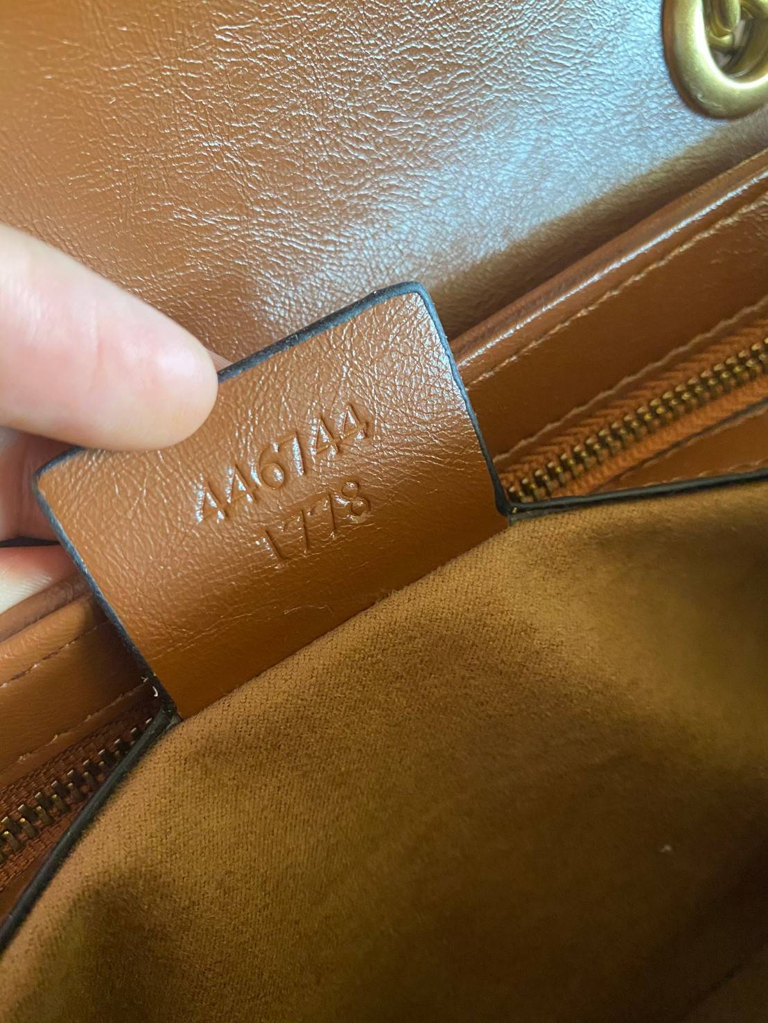 VIP GIFTbag 】GUCCI GG Marmont small brown leather shoulder bag ราคานี้หนังแท้คือคุ้มมากเลยค่าสาวๆ ต้องจัดแล้วน้าา ยกระดับความหรูให้กับตัวเองกันหน่อย ด้วยกระเป๋ารุ่นนี้!! ครอสบอดี้ที่ดีไซน์หรู อัพเลเวล ในราคาที่จับต้องได้ พร้อมเสิร์ฟความสวยตรงถึงบ้านแล้วจ้