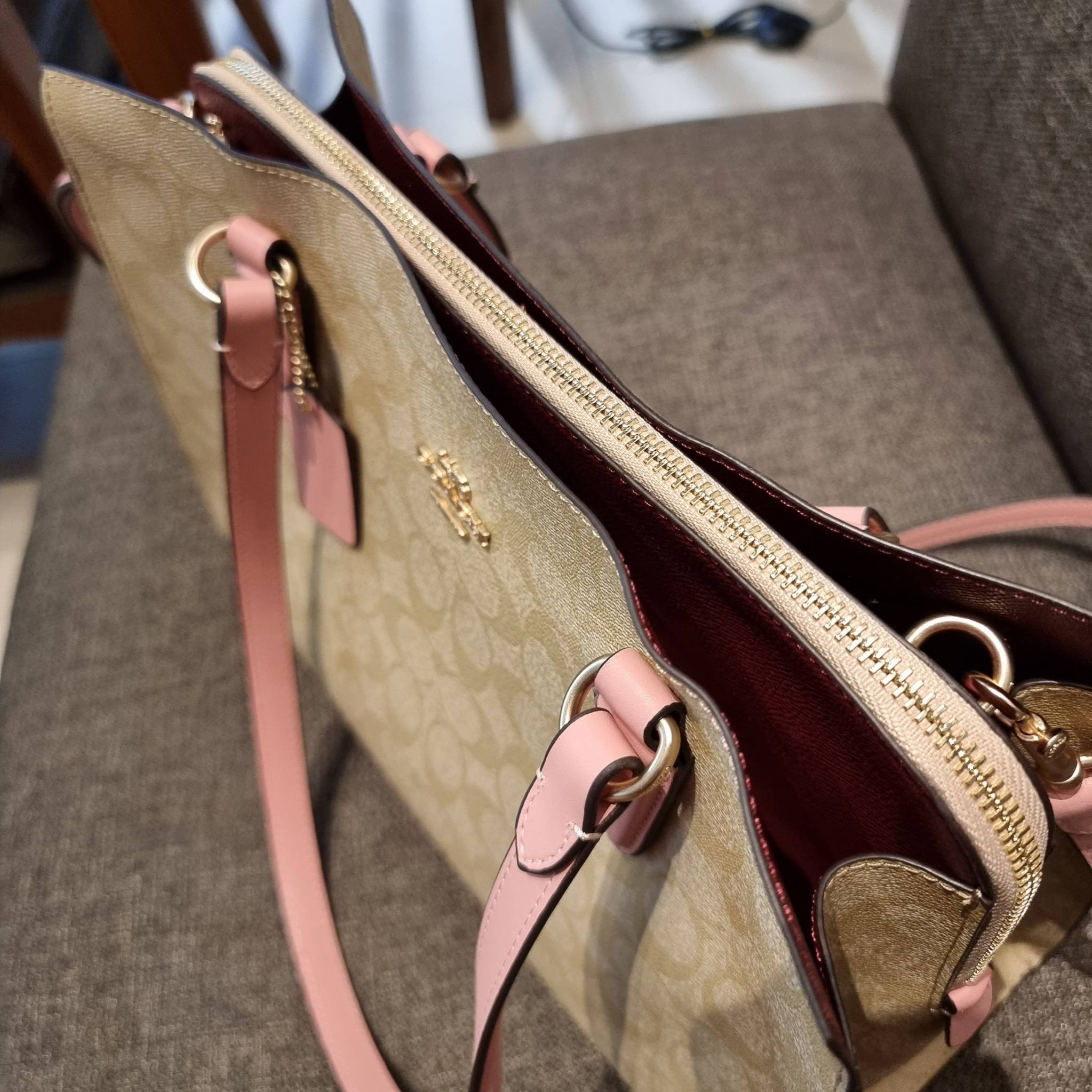 COACH C4075 TATUM CARRYALL IN SIGNATURE CANVAS คอลเลคชั่นใหม่ล่าสุด จัดมาให้ได้สวยก่อนใคร สวยหรูทุกสี!! ลุคผู้ดีต้องมาอีกหนึ่ง กระเป๋าสะพายทรงสวย ที่มาพร้อมสายสะพายไหล่ในตัว และสายครอสบอดี้สำหรับสะพายข้าง วัสดุหนัง crossgrain สวยคมมากๆ ตัวกระเป๋าถูกแบ่งเป