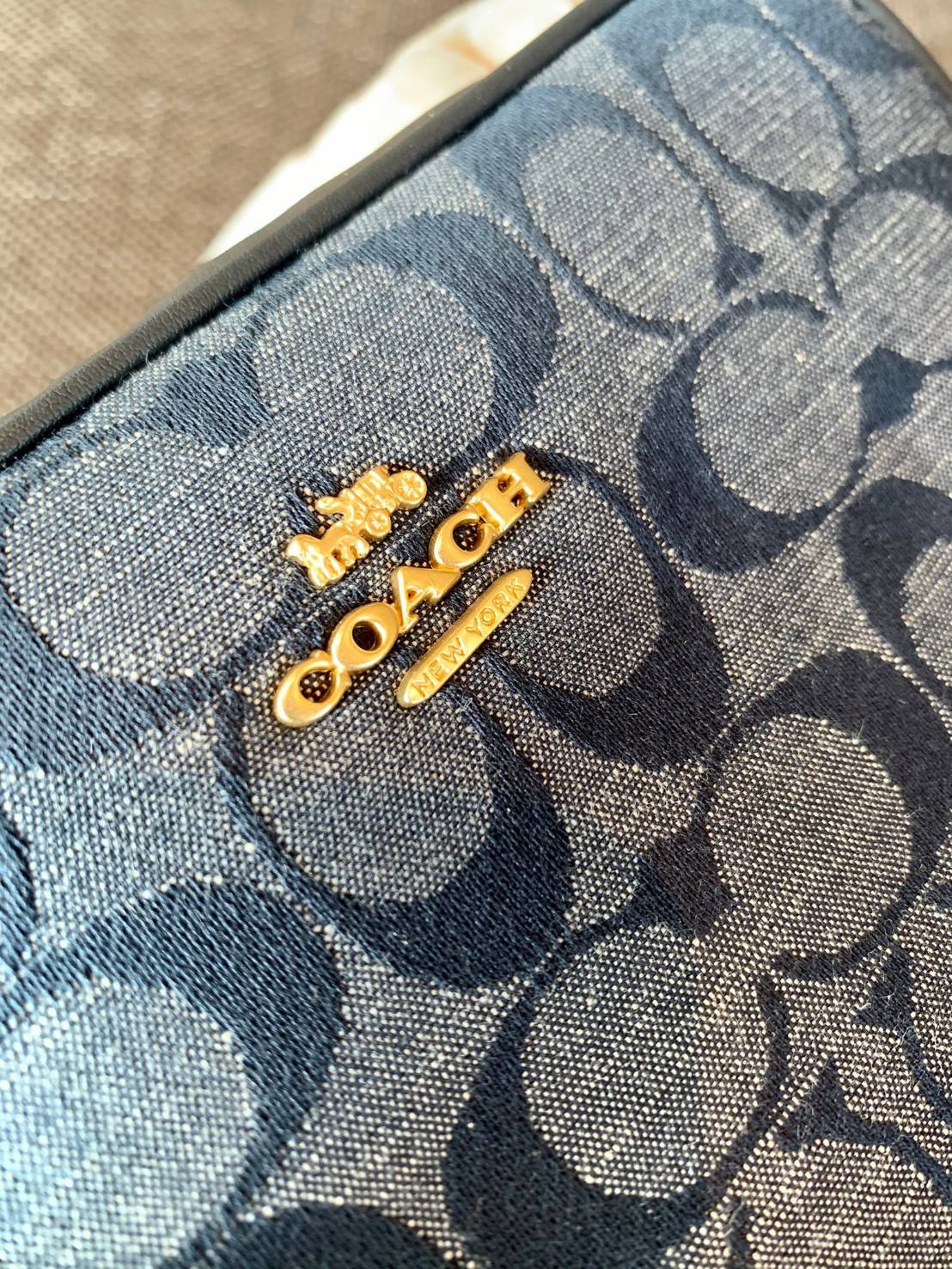 COACH MINI CAMERA IN SIGNATURE CHAMBRAY ((C8666)) 📣พร้อมส่งที่ไทย กับคอลเลคชั่นใหม่ล่าสุด ที่คุณต้องมี! กระเป๋าทรงกล่อง น้ำหนักเบา วัสดุผ้า Chambray ทอลายแบรนด์ตัดขอบหนังแท้ได้สวยงามค่ะ **ผ้าChambrayจะเหมาะกับหน้าร้อนนี้ได้ดีทีเดียวค่ะ**