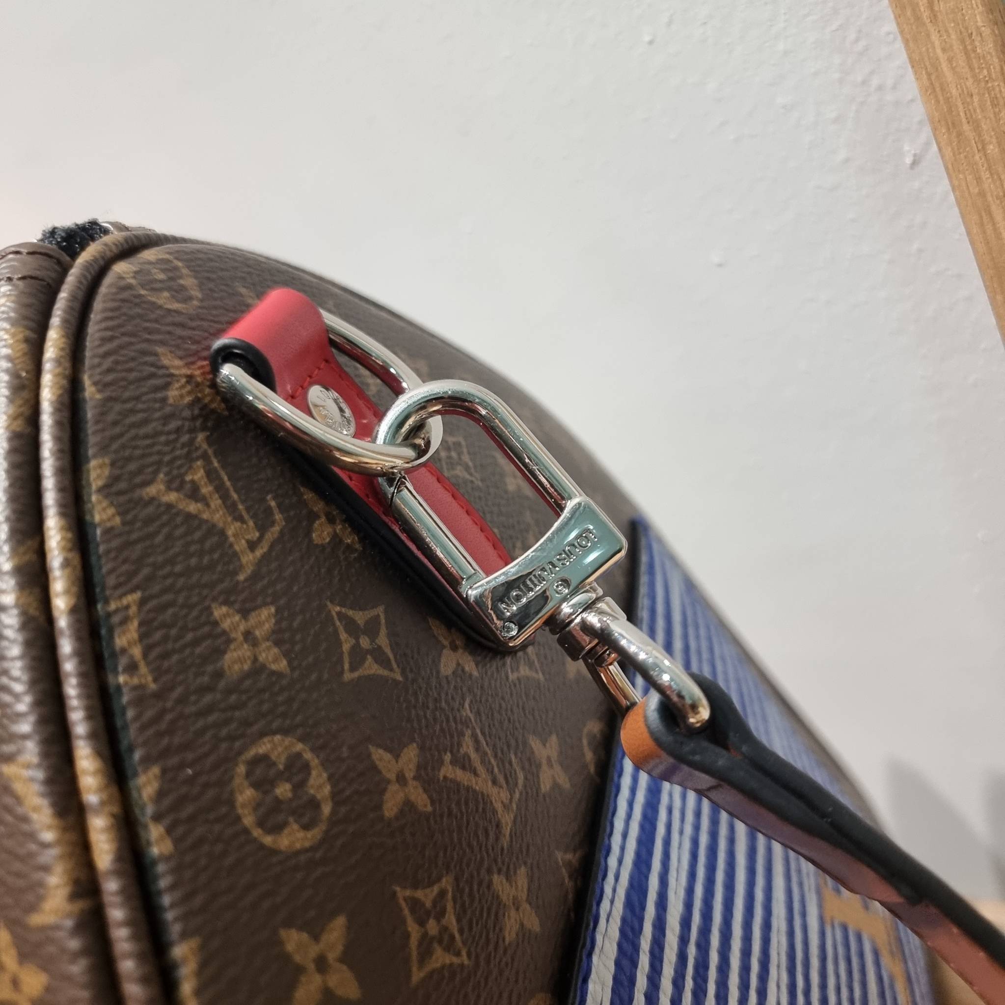 LV KEEPALL BANDOULIERE กระเป๋าเดินทางสุดชิค ที่ทำให้การเดินทางไม่ธรรมดาอีกต่อไป ด้วยลูกเล่น patch แท็กห้อย และใบลูก ที่จัดมาให้ได้เก๋ๆ ไม่ซ้ำใคร วัสดุหนังแคนวาสคุณภาพดี ดีไซน์ลวดลายโมโนแกรมเอกลักษณ์ ซิปมีตัวล็อคไว้ให้แน่นหนา มีสายสะพายครอสให้ ภายในโล่งกว้