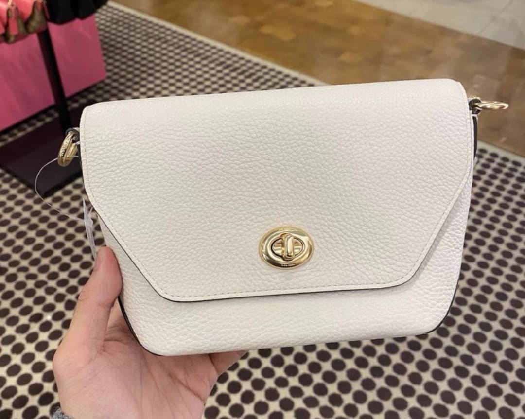 คอลเลคชั่นใหม่ ทั้งสวยทั้งคุณภาพค่ะ😘 COACH KARLEE CROSSBODY BAG 💐พร้อมส่ง ได้ไปไม่ผิดหวังแน่นอนค่ะ! สวยๆแบบคนดังระดับโลกกันค่าา กระเป๋าสะพายแบบครอสบอดี้ร์ หนังแท้นิ่มสวยงามมากๆค่ะ รูปทรงน่ารักกระทัดรัด เปิดปิดกระเป๋าแบบหมุนล็อค ภายในสามารถ
