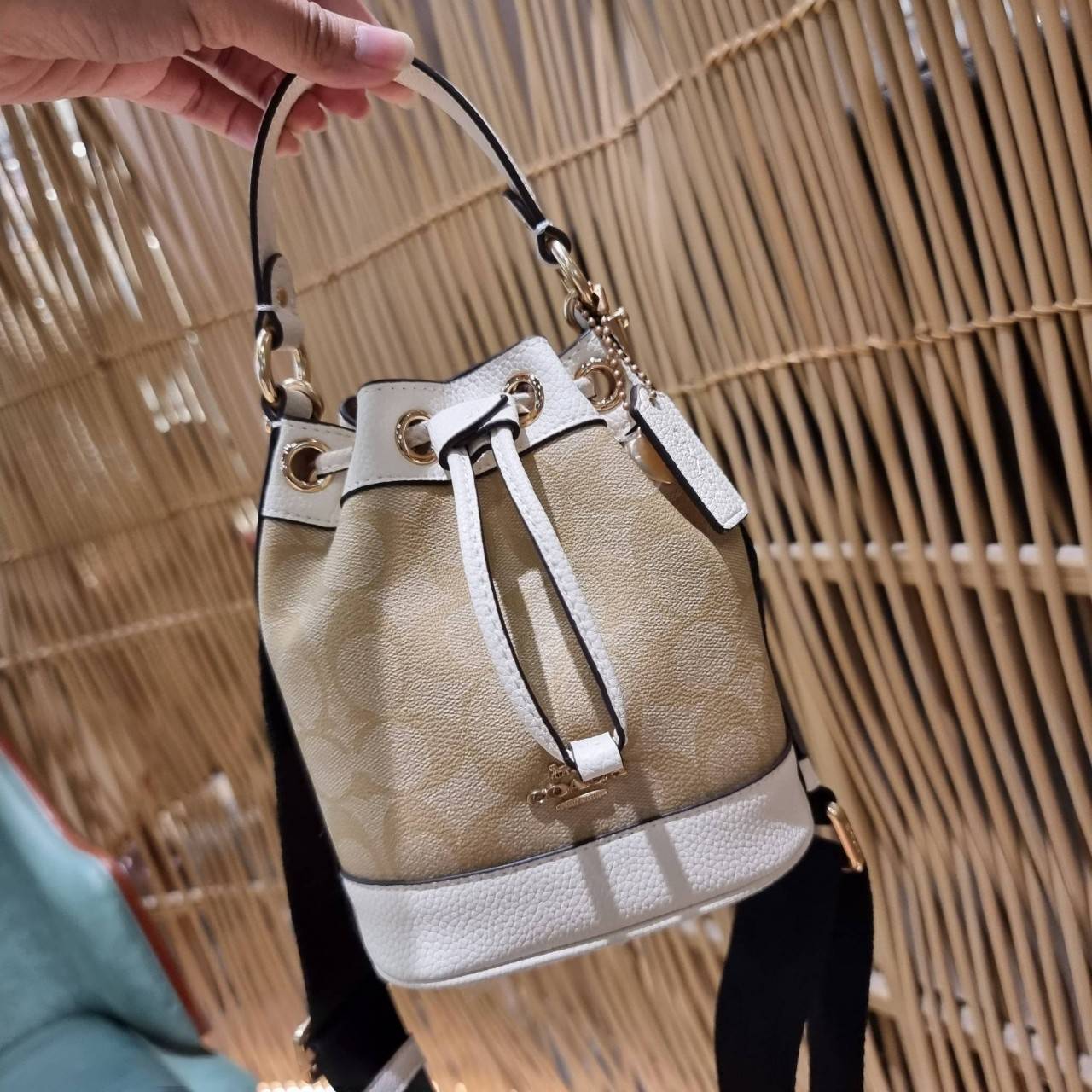 COACH C5121 DEMPSEY 15 DRAWSTRING MINI BUCKET BAG น้องคนสวยมาใหม่จ้า รุ่นใหม่กริ๊บ!! ยังไม่เข้าช็อปไทย ละมุนคุณหนูต้องมาแล้วแหละ กระเป๋าทรงถังไซส์มินิ ใช้งานง่ายด้วยการรูดหนังปิดรอบปากกระเป๋า ทุกอย่างลงตัวที่สุด!! มาพร้อมตัวห้อยรูปหัวใจสีทองกุ๊กกิ๊ก น่ารั
