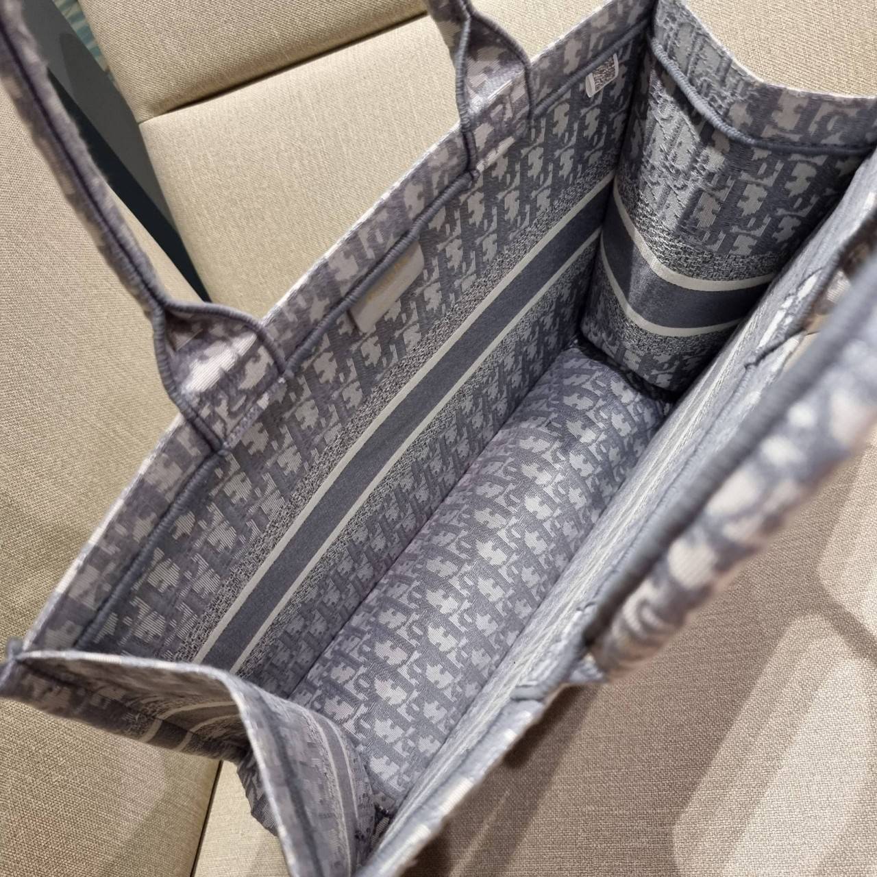 VIP 】HOT ARRIVAL!! DIOR CD SHOPPING BAG WITH GWP กระเป๋าทรงช้อปปิ้งใบใหญ่ จุใจ!! พรีเมี่ยมกิ๊ฟรุ่นดับเบิ้ลฮอต ดีไซน์คลาสสิควินเทจ สวยหรู วัสดุผ้าแคนวาสลายกราฟฟิค ภายในโล่งกว้างมากๆ ใส่ของจุสุดๆ โน้ตบุ้ค ไอแพด กระเป๋าสตางค์ มือถือ หรือเสื้อผ้ายังได้ สะพายค