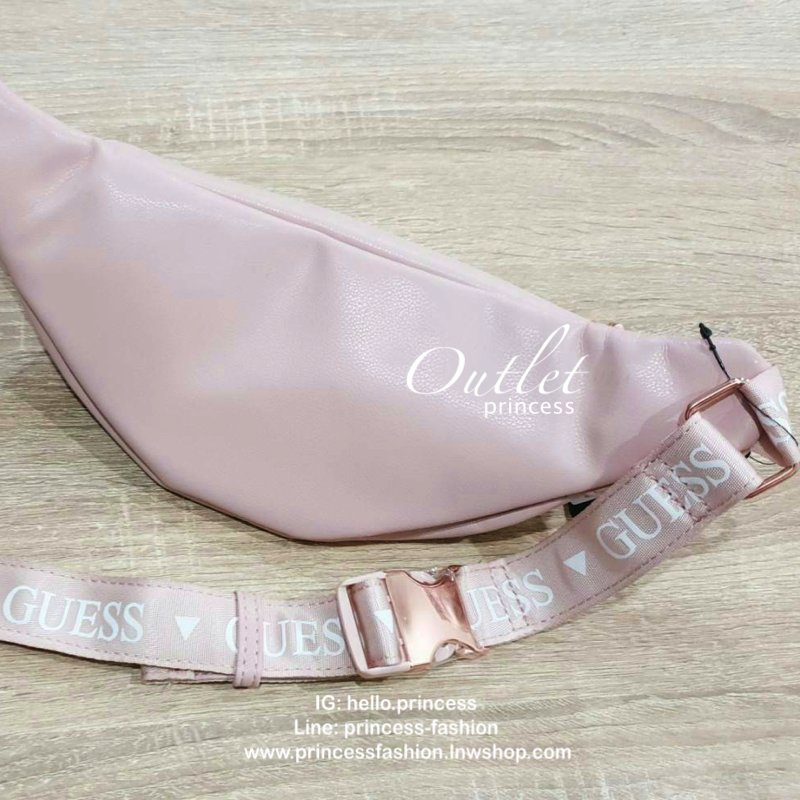 GUESS GYM EMBOSSED LOGO WAIST PACK กระเป๋าหนังเรียบสวยคาดเอว/อก ทรงสปอร์ตสีชมพูอะไหล่สี rose gold ด้านหน้าปั๊มโลโก้แบรนด์ทรงสามเหลี่ยม โดดเด่นด้วยสายพิมพ์ลายแบรนด์สีทอง ตัวกระเป๋าเปิดปิดด้วยซิปใช้งานง่าย ภายในกระเป๋าโล่งกว้าง มีอีกหนึ่งช่องซิปเล็ก สามารถใ
