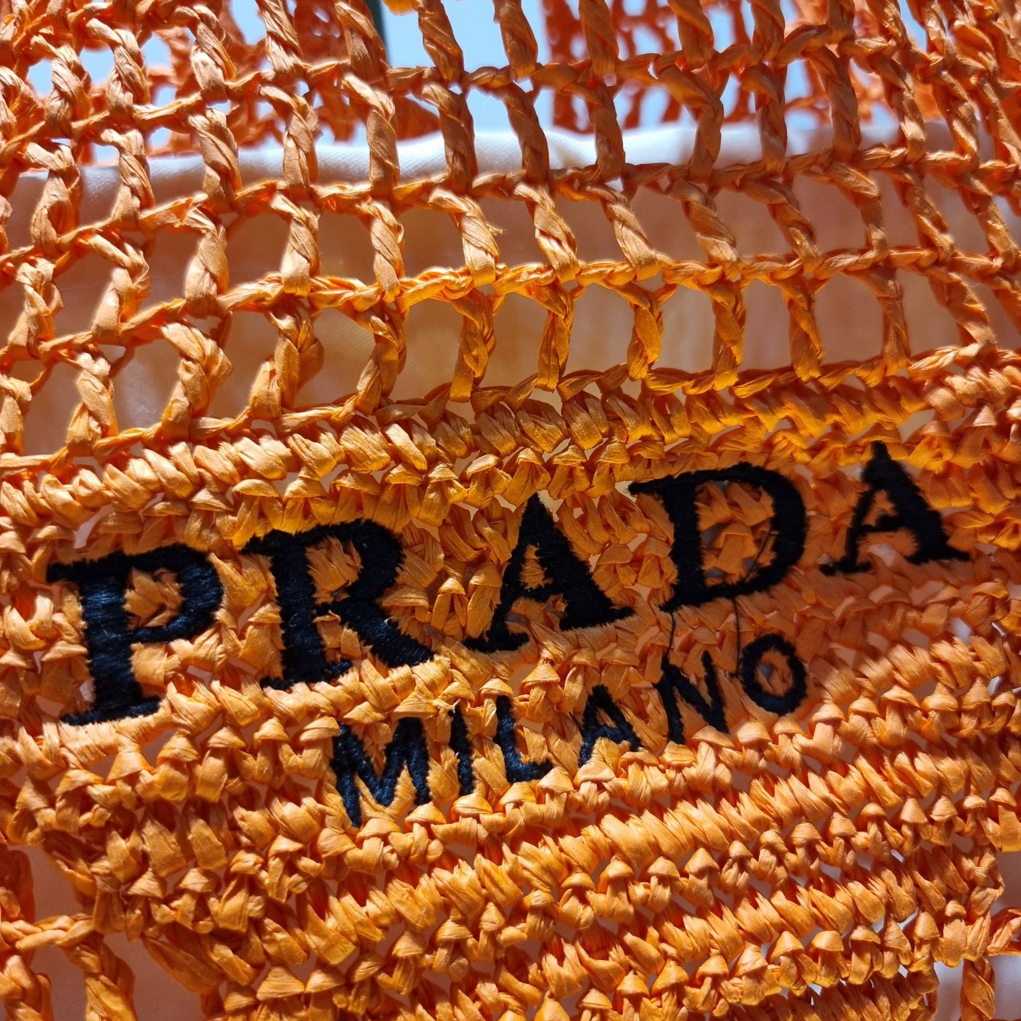 PRADA RAFFIA TOTE BAG สวยไม่ซ้ำใคร สไตล์บีช เหมาะมากกับการสะพายไปเที่ยวทะเล หรือจะใช้ในวันสบายๆก็ตอบโจทย์ กับกระเป๋าสะพายสานใบใหญ่ ตัวกระเป๋าเป็นวัสดุสังเคราห์จากธรรมชาติ สานทอเต็มใบออกมาเป็นลวดลายสวยงาม