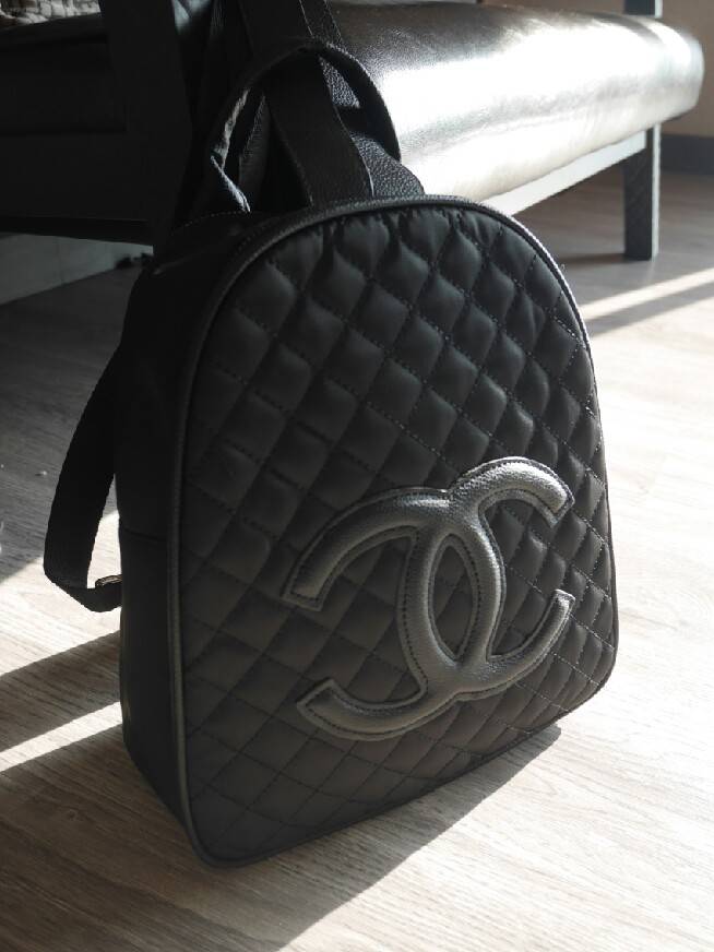 รุ่นใหม่ค้า New item! กระเป๋าเป้ทรงน่ารักจากงาน Premium gift สุดหรู แบรนด์ชาแนล โดดเด่นด้วย รูปทรงน่ารัก ขนาดกำลังดี หนังนิ่ม ด้านหน้าปั้มแบรนด์ด้วยหนัง PU ด้านในเปิดด้วยซิปโซ่ CC มีช่องใส่ของแบ่งเป็น 2 ช่องใหญ่ ด้านหลังสายสะพายยาวปรับได้ เป็นอีกไอเท็ม ที