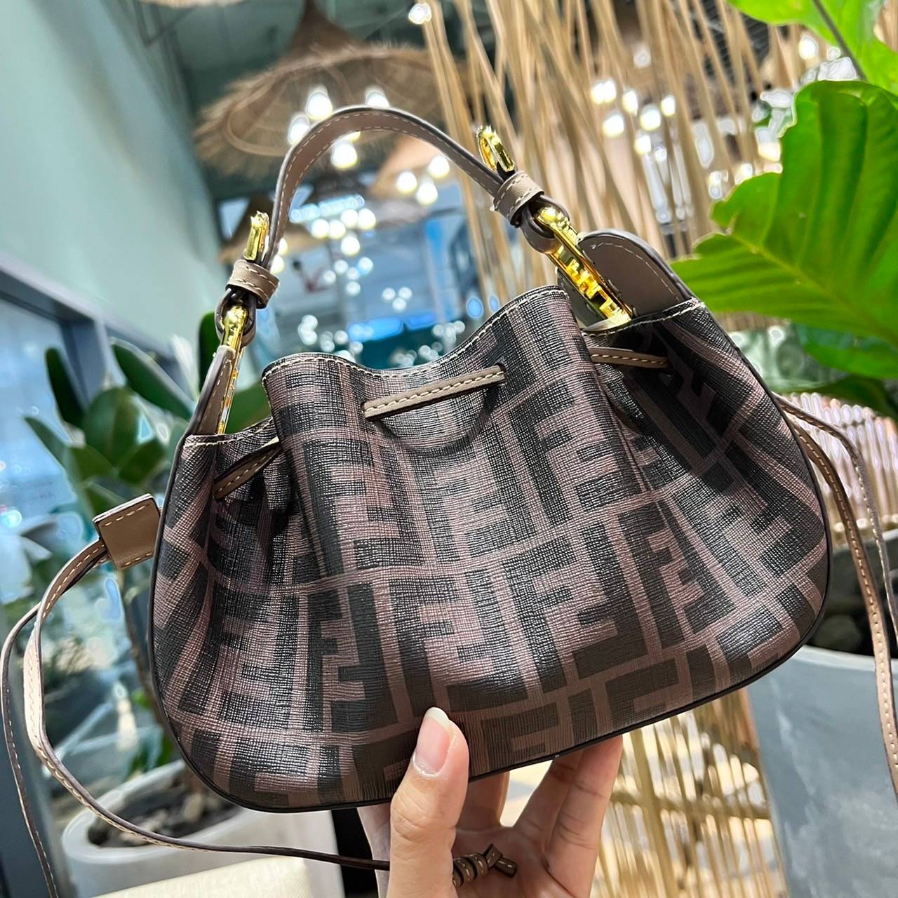 Fendi Pomodorino mini FF leather bag / FENDI FF mini bag รุ่นลิมิเต็ด หายาก ขนาดกำลังสวย ดีไซน์ทรงไม่ซ้ำใคร เก๋ๆตรงดีเทลรูดเก็บปากกระเป๋า วัสดุหนังแคนวาสเคลือบลาย มาพร้อมหูจับในตัว และสายครอสมีมาให้ ปรับได้เล็กน้อย ภายในโล่งกว้าง ใส่ของจำเป็นได้ครบ ใบจริง
