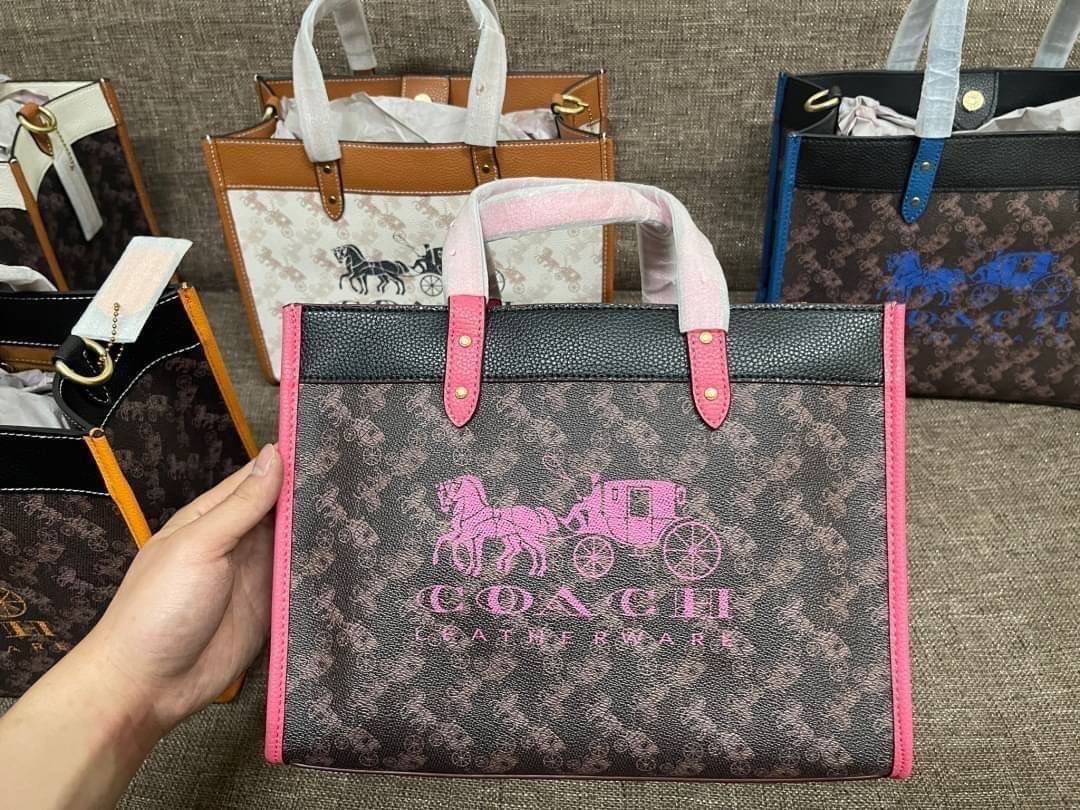COACH FIELD TOTE 30 WITH HORSE AND CARRIAGE PRINTAND CARRIAGE BADGE 📣พร้อมส่งที่ไทย ใหม่ล่าสุด บอกเลยสีสวย สุดคลาสสิคมากๆ