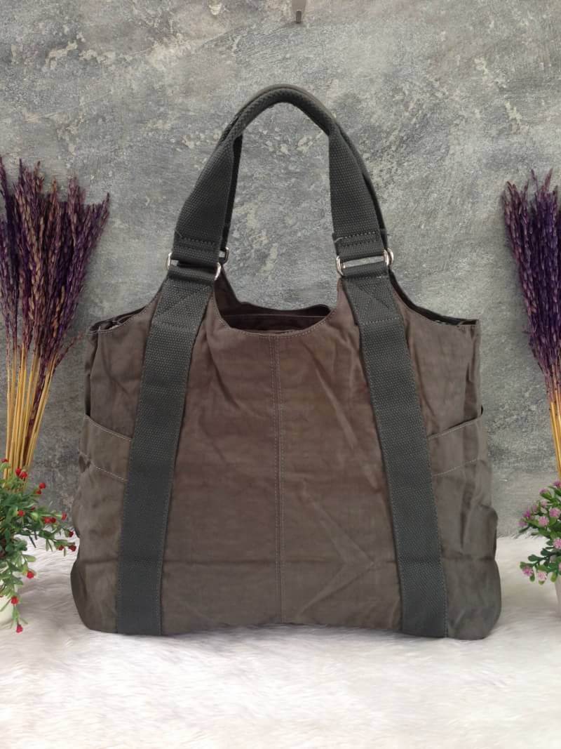 Kipling รุ่น Cicele กระเป๋าสะพายไหล่ใบใหญ่ สวยน่ารัก ตัวกระเป๋าด้านในเป็นช่องโล่งแบบปิดเปิดด้วยซิป มีช่องซิปด้านใน ด้านข้างกระเป๋า มี 2 ช่อง ปิดเปิด ด้วยเทป พร้อมที่ใส่โทรศัพท์ ปากกา และ MP 3 ในส่วนด้านใน และ ด้านข้างกระเป๋า ซ้าย-ขวา เป็นช่องขนาดเล็กสำหรั