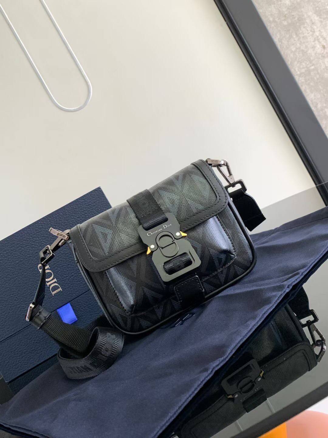 MINI DIOR HIT THE ROAD BAG / Dior Mini Messenger Bag / CD Diamond Messenger Bag ท็อปออริสลับแท้ เกรดดีสุด พร้อมส่ง กระเป๋าสะพาย รุ่นใหม่ล่าสุดคอล Summer 2023 ที่หนุ่มๆไม่ควรพลาด สวยหรูหราเป็นเอกลักษณ์แบรนด์