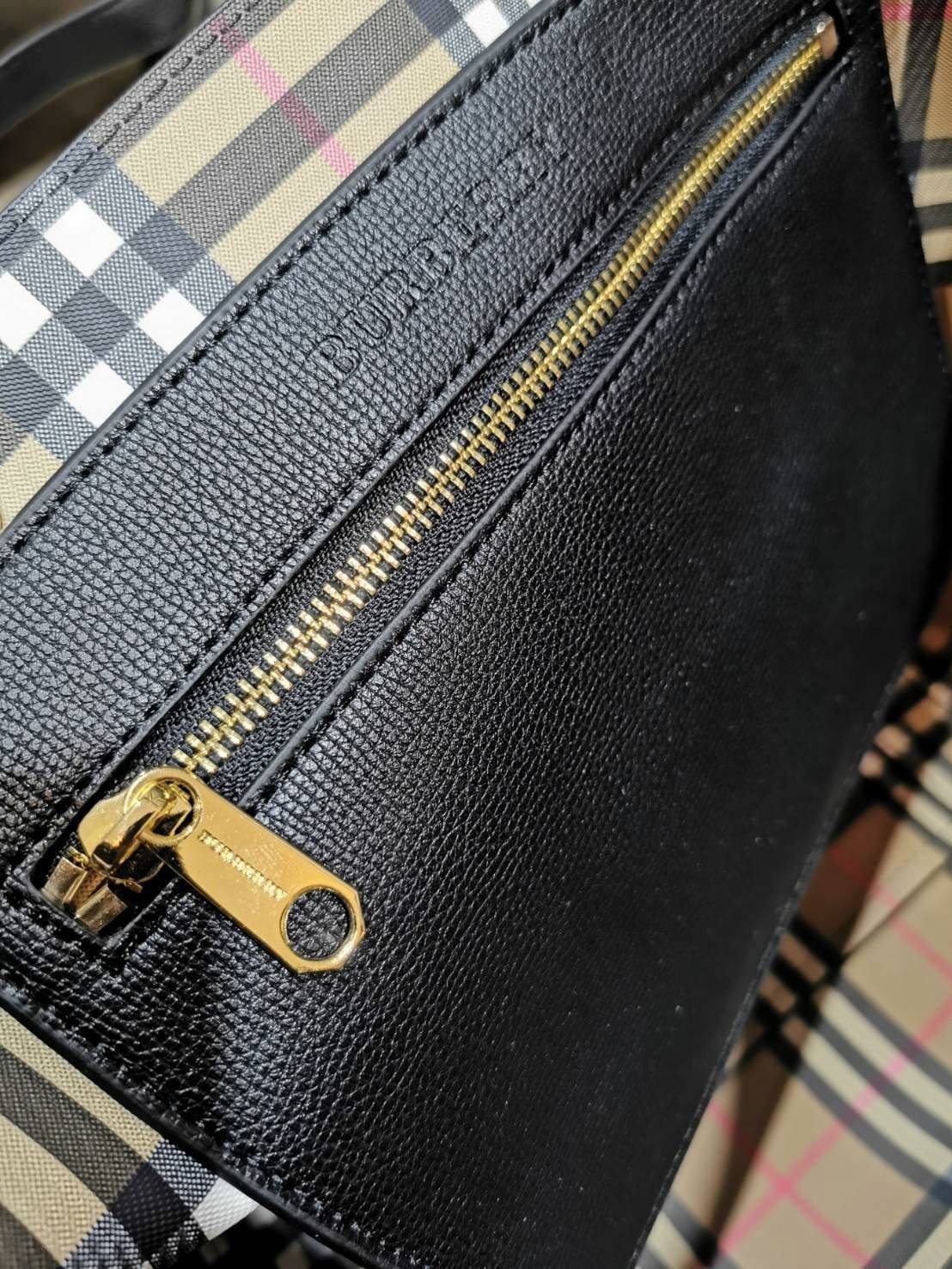 VIP 】BURBERRY FRAGRANCES TOTE BAG VIP GIFT WITH PURCHASE (GWP) พรีเมี่ยมกิ๊ฟ Limited Edition จาก BURBERRY PERFUME รุ่นแนะนำ ดีไซน์สวยโดดเด่นหนังสีดำขึ้นเทคเจอร์ด้านหน้ามีโลโล้แบรนด์ ภายในลายวินเทจสุดคลาสสิค โล่งกว้างมีช่องซิปเล็กและโลโก้ด้านใน สามารถใส่เอ