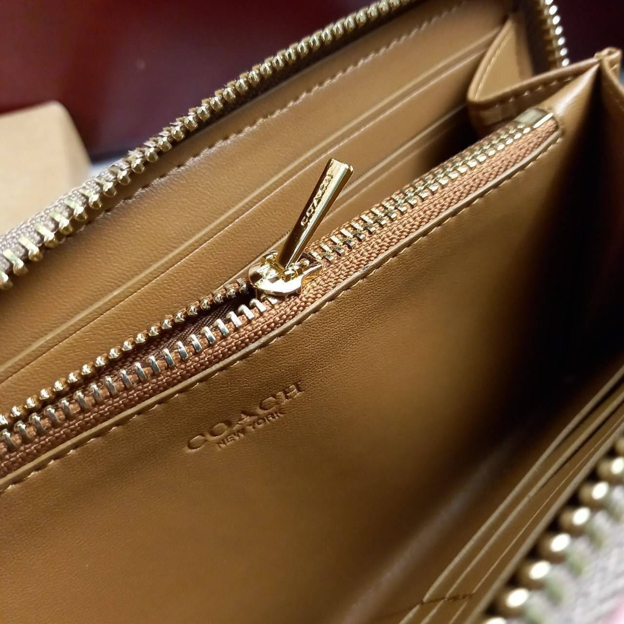 มาเท่าไหรก็ไม่เคยพอจริงๆ มีความต้องการกันถึงขีดสุด❣️😘>>COACH ACCORDION ZIP WALLET IN COLORBLOCK SIGNATURE CANVAS (COACH 31546)🍁กระเป๋าสตางค์ใบยาว ซิปรอบ //วัสดุหนังแคนวาสสลับหนังแท้ ดีไซน์สวย โดดเด่นลงตัวเป็นที่สุด ด้านในมีช่อ