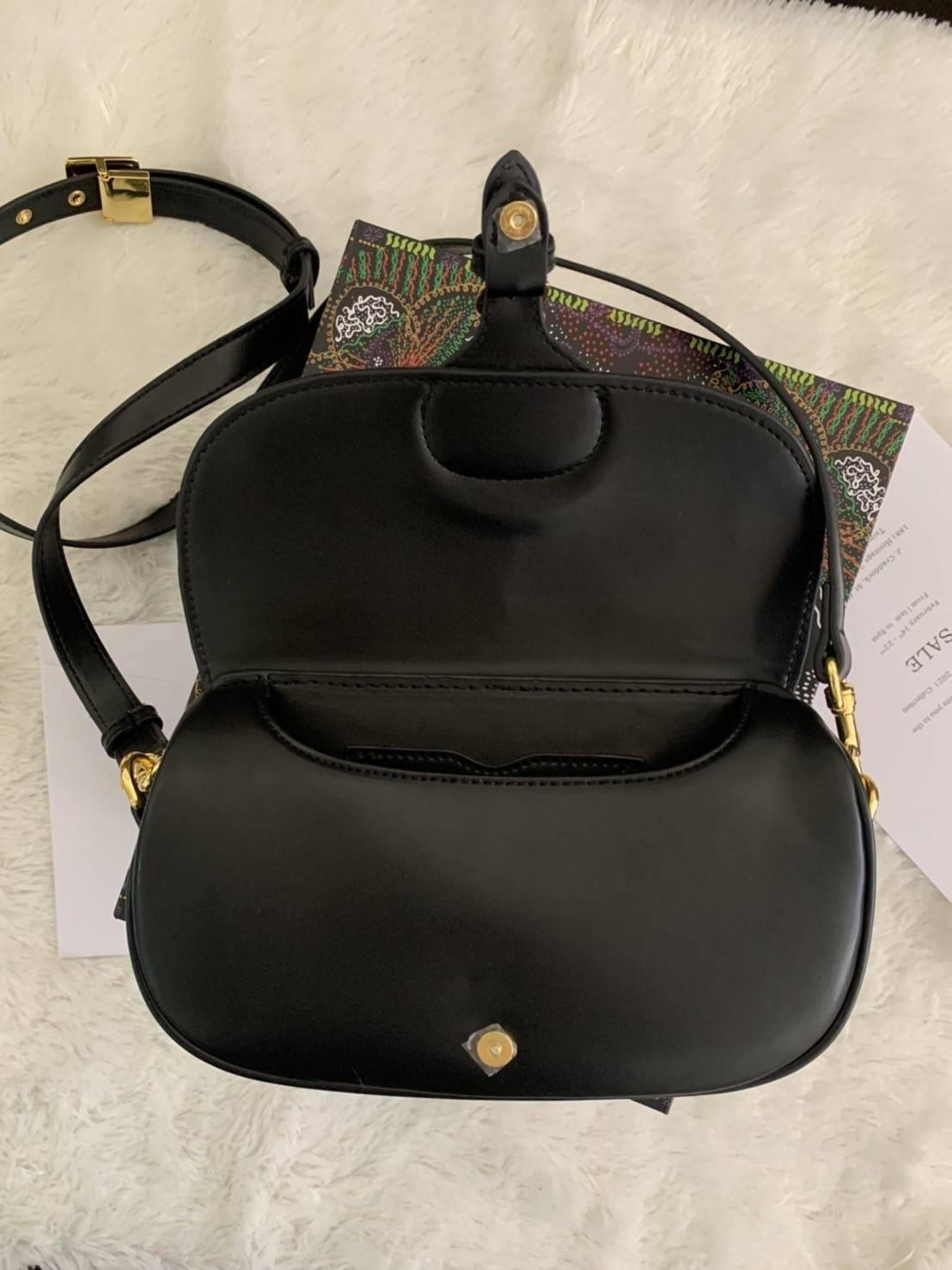 DIOR BOBBY EAST-WEST BAG (GWP) พรีเมี่ยมกิ้ฟ Limited Edition กระเป๋าสะพายขนาดกระทัดรัด น่ารักมากมาย วัสดุหนังแท้ (Calfskin) อะไหล่ทอง ตกแต่งด้านหน้ากระเป๋าแบบหัวเข็มขัด ประดับโลโก้ CD ด้านหลังสกรีนตัวอักษร "30 MONTAIGNE" มีช่องสำหรับเก็บของหนึ่ง