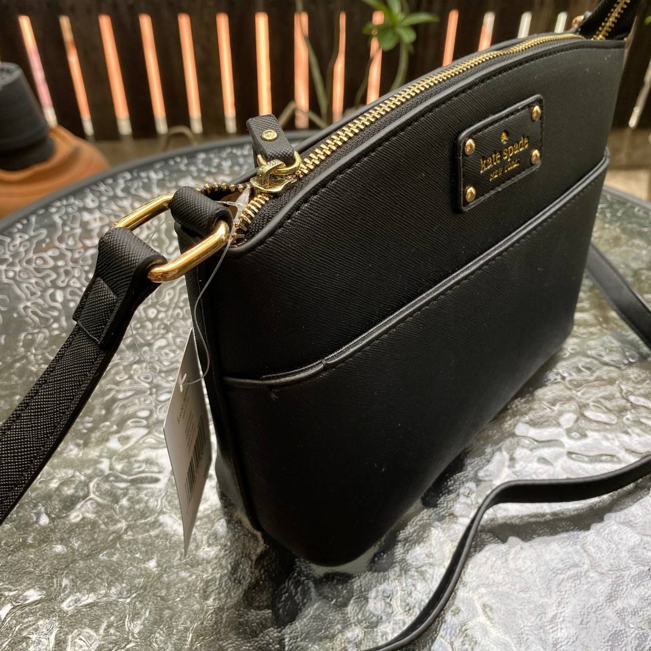 ของแท้ 💯% Kate spade กระเป๋าcrossbodyทรงพัด หนังอยู่ทรง ด้านหน้ามีช่องเอนกประสงค์1ช่องประดับด้วยป้ายโลโก้แบรนด์ตัวหนังสือสีทอง