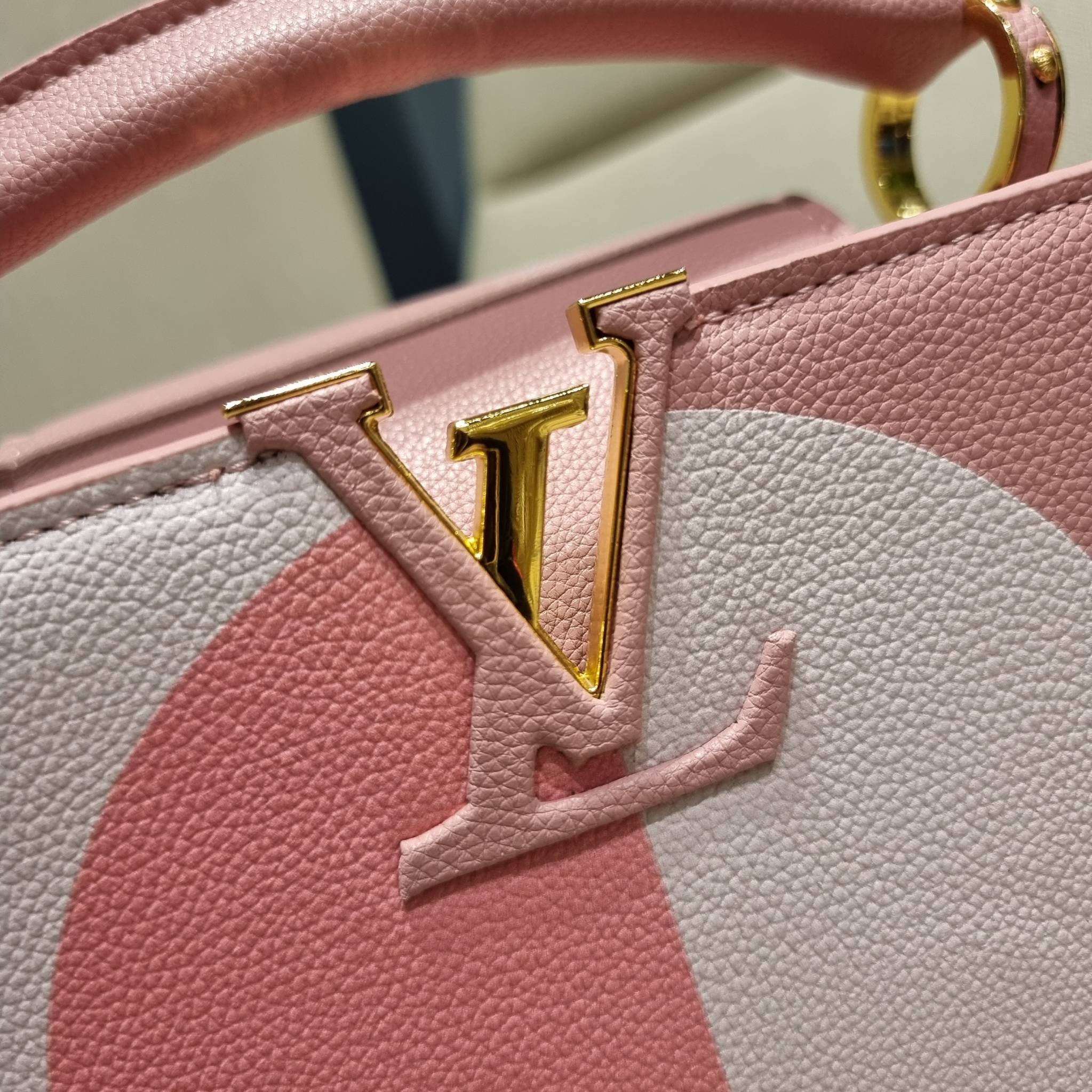 LV capucines top handle ที่สุดของความสวยในราคาเบาๆ กระเป๋าถือสุดหรู ดีไซน์ทรงคลาสสิค พร้อมลวดลายหรูหรา มาพร้อมหูจับในตัว ด้วยรูปทรงวินเทจและวัสดุหนังลูกวัว สัมผัสดี ขับผิว ทำให้ไอเท็มนี้สะกดทุกสายตาจริงๆ และยังมีลูกเล่นที่ฝาปิดกระเป๋า ที่สามารถปิด หรือสอด