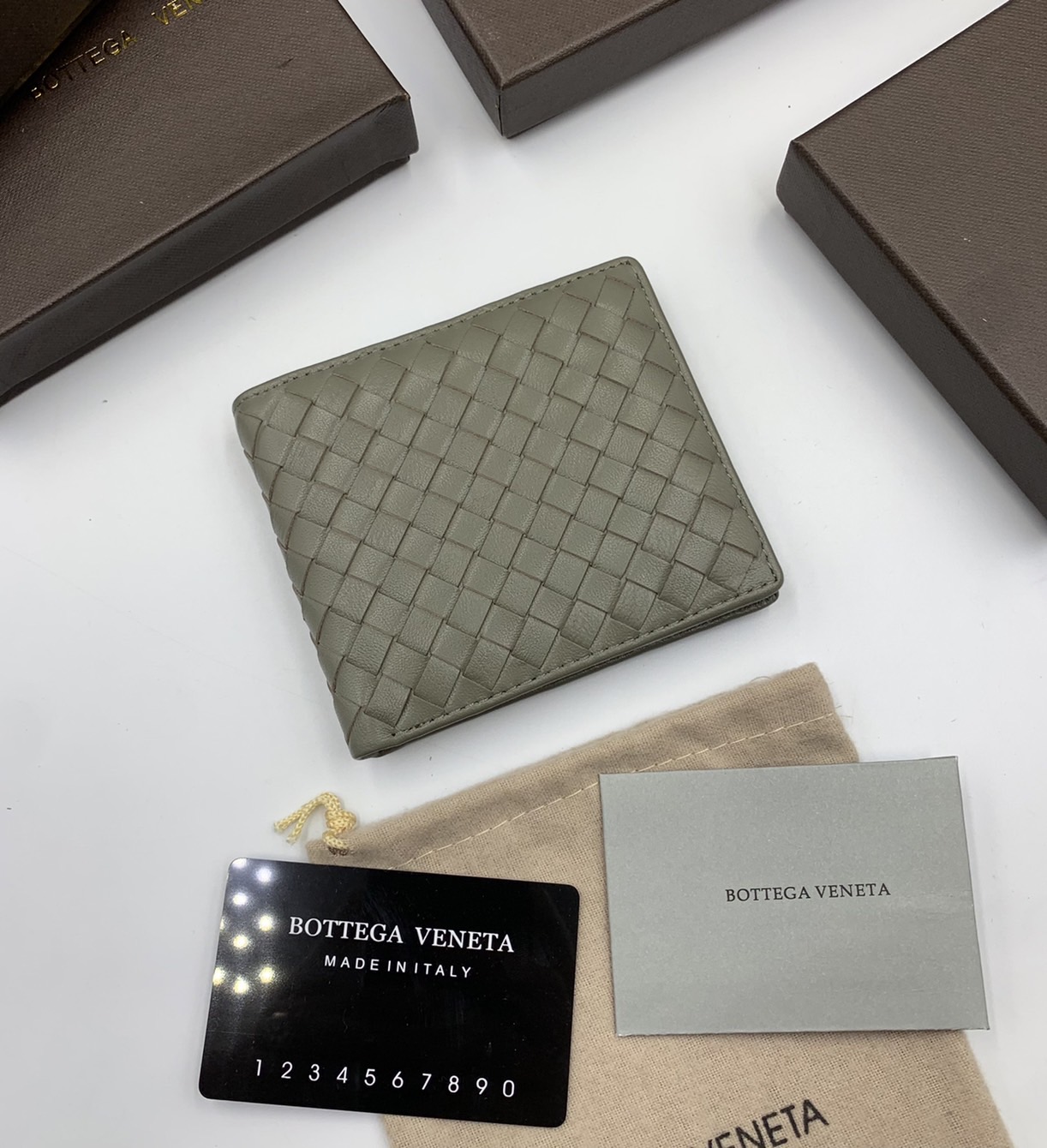 หนังแท้ BOTTEGA VENETA WALLET / BV Wallet พร้อมส่งที่ไทย กระเป๋าสตางค์ใบสั้นคุณผู้ชาย รุ่นตามหา มาเท่าไหร่ไม่เคยพอเลยค่า เป็นรุ่นคลาสสิกที่หยิบมาใช้งานได้บ่อยที่สุด งานหนังลูกวัวแท้ทั้งใบ ใช้ทนทานได้นาน ใช้ทนทานได้นานภาพสินค้าถ่ายจากงานขายจริง ใช้งานต่างป