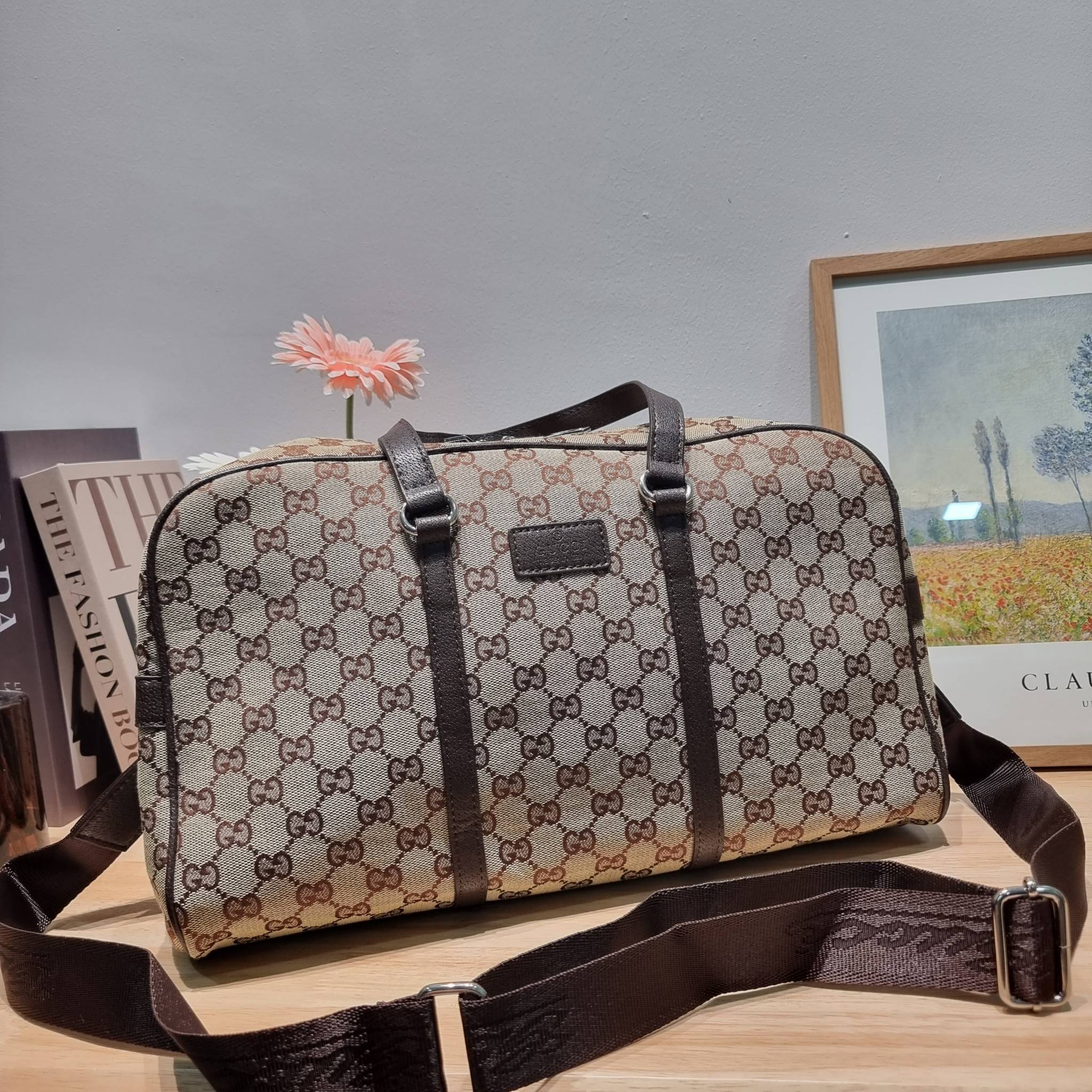 GUCCI Monogram Boston Duffle Bag / Gucci boston travel bag ใหม่ไปเลยกับกระเป๋าเดินทาง เตรียมความพร้อมสำหรับทริปเที่ยวช่วงสิ้นปี!! ดีไซน์เรียบง่าย แฝงความคลาสสิค ที่ใช้ได้ทั้งชายและหญิง วัสดุผ้าแคนวาสทนทาน