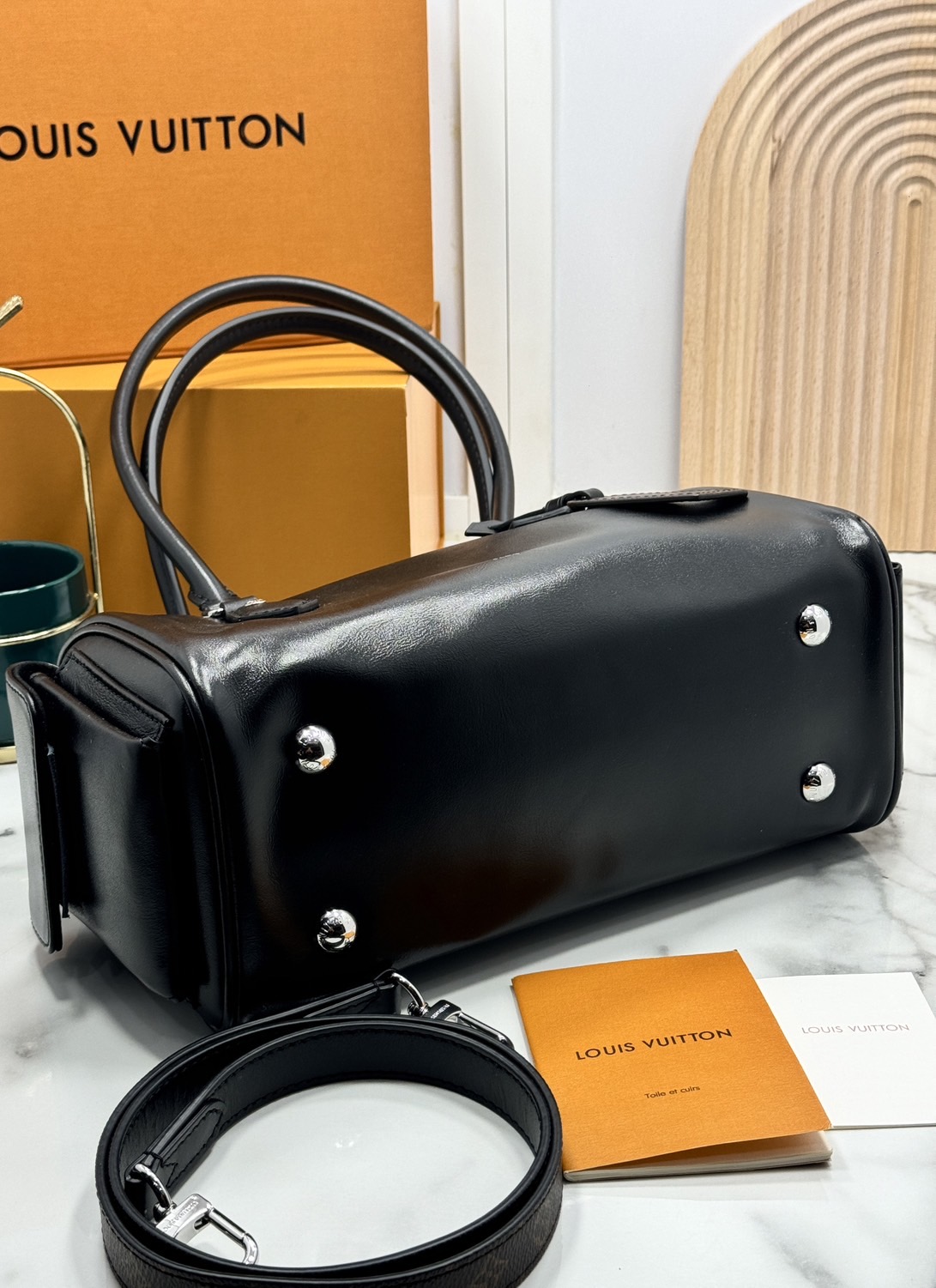 OP ORI หนังแท้ | LV Speedy Cargo Vibe Bag กระเป๋าถือคอลเลกชัน Vibe ผสานดีไซน์ดั้งเดิมยุค'30s เพิ่มความเท่ล้ำสมัยสไตล์นีโอร็อค หนังแท้แวววาวตกแต่งแอดเดรสแท็กลาย Monogram