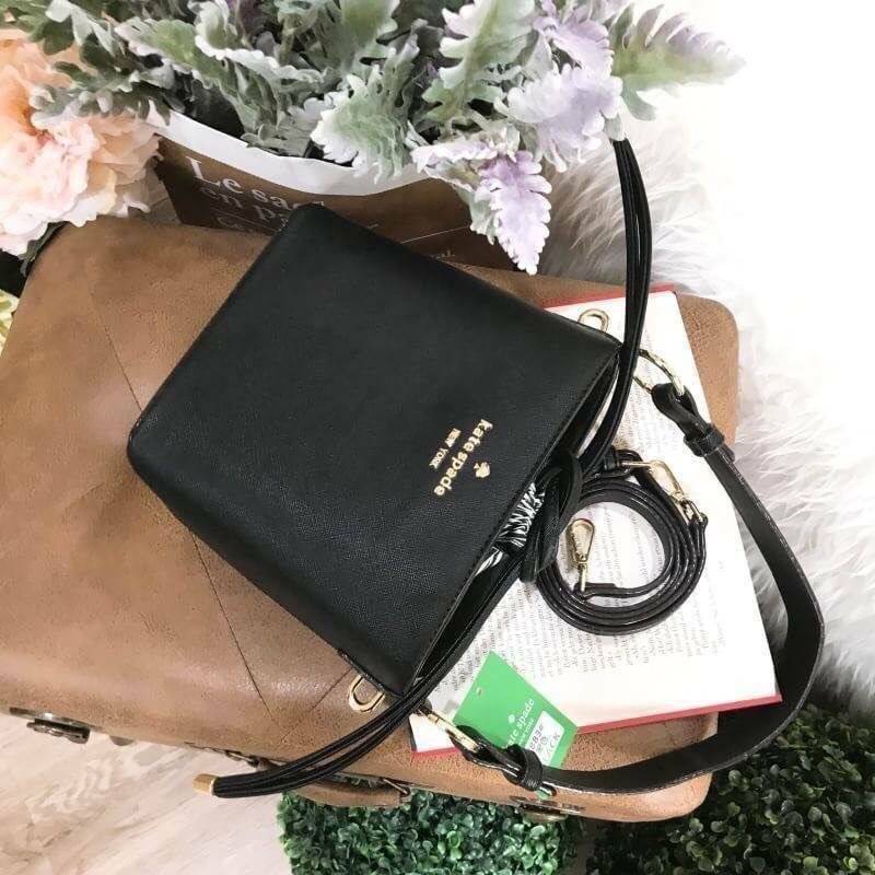 Kate Spade New York Cameron Street Pippa Bag กระเป๋าถือหรือสะพายรุ่นใหม่ล่าสุดจาก Kate Space Factory Outlet ดีไซน์ทรงถัง เปิดปิดด้วยหูรูด Drawstring ด้านหน้าประดับโลโก้เเบรนด์อะไหล่ทอง ภายในมีช่องใส่ของสามารถใส่กระเป๋าสตางค์ใบยาว มือถือ ของใช้ได้จุ พร้อมส