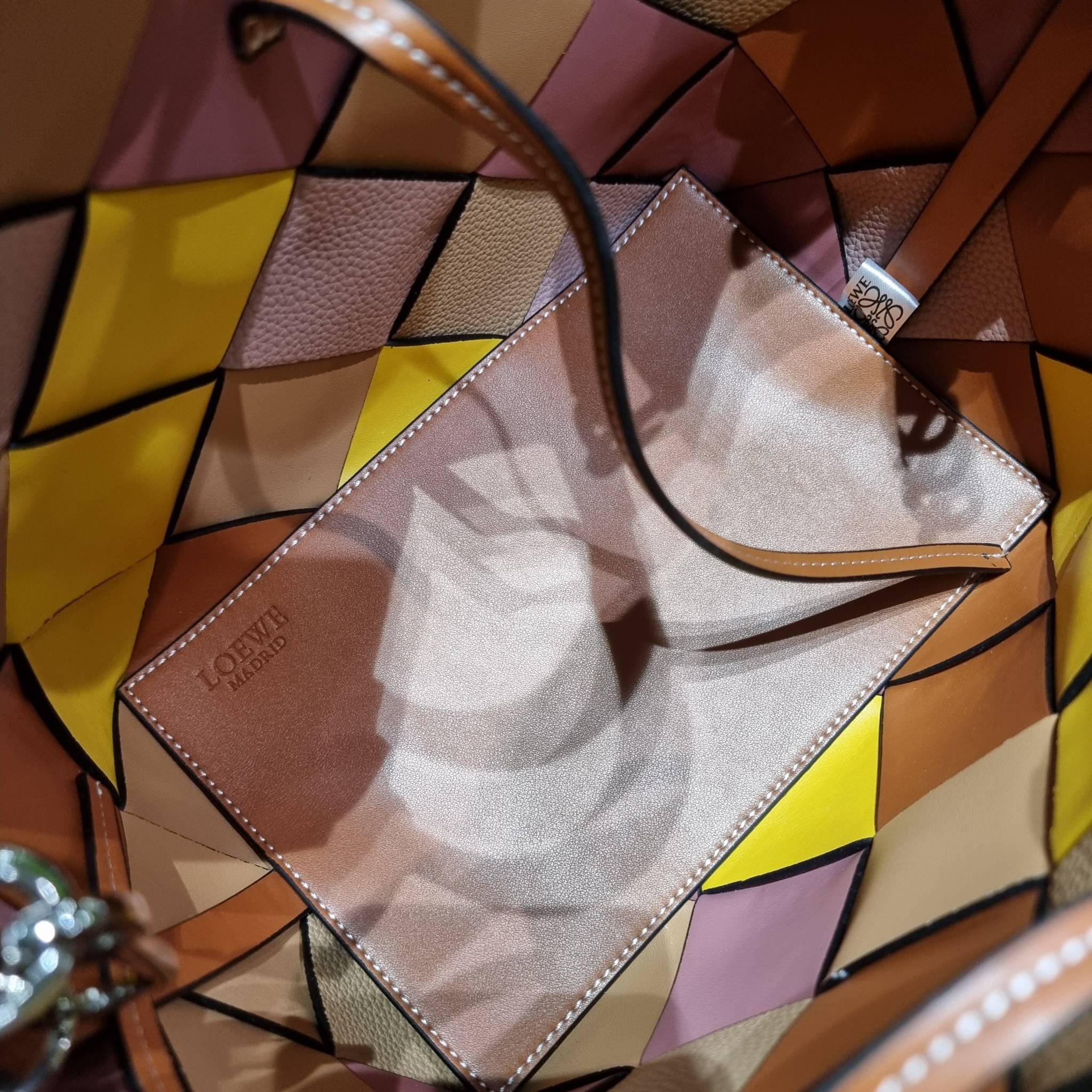 LOEWE SURPLUS LEATHER WOVEN BASKET BAG IN CLASSIC CALFSKIN ใหม่ล่าสุดและสวยที่สุด กระเป๋าสะพานที่ถักทอด้วยความปราณีต โดดเด่นด้วยสีที่จับมาคอนทราสได้ลงตัว ใบใหญ่จุได้แบบเน้นๆ วัสดุหนังวัวแท้เต็มใบ หรูเลิศ ปากกระเป๋ามีสายหนังสำหรับผูกรวบปากกระเป๋า ภายในโล่ง