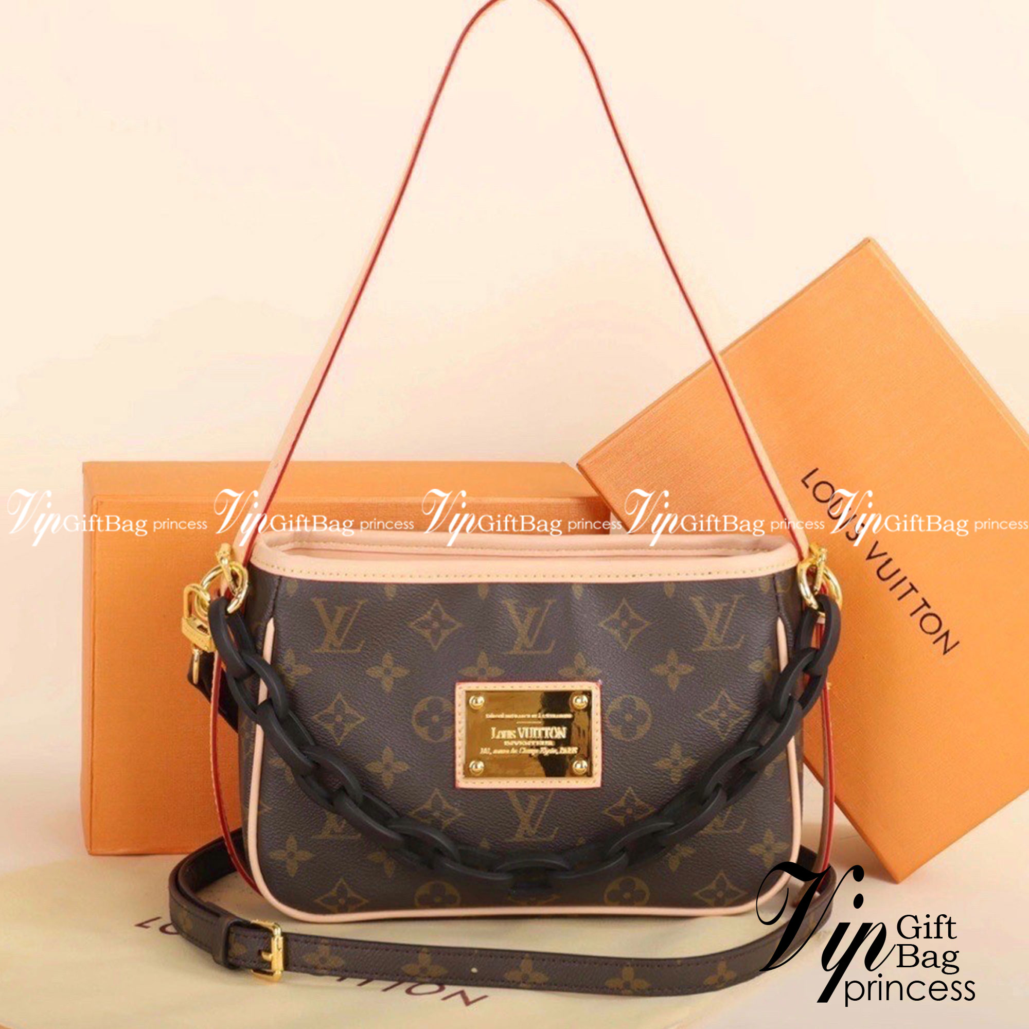 LV CROSSBODY BAG / LV POCHETTE Bag รุ่นใหม่ล่าสุด กระเป๋าสะพายงานหรูหราและมีสไตล์ สวยปังมั้ยไหว ใบจริงสวยมากกกก ได้สวยก่อนใคร ต้องจัดแล้วจ้าคอลเลคชั่นใหม่ล่าสุด ดีไซน์ไซส์กะทัดรัด เหมาะกับการเก็บของสำคัญของสาวๆ ได้อย่างมั่นใจ สะพายได้แบบคล่องตัว ทรงสวย ให