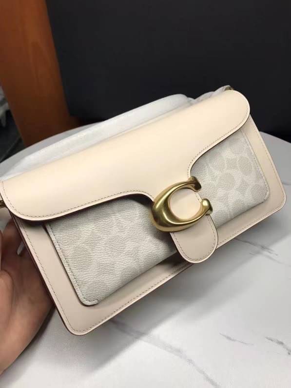 COACH TABBY SHOULDER BAG 26 พร้อมส่งที่ไทยอีกครั้งค่ะ!! กระเป๋าหิ้ว//คล้องไหล่//สะพายข้างได้ สุดคุ้ม! หนังแท้เรียบคลาสสิคเพิ่มความหรูเข้ามาค่ะ ด้านหน้ามีอะไหล่แบรนด์ตัวใหญ่โดดเด่น เปิดปิดกระเป๋าแบบกระดุมแม่เหล็ก ภายในมีช่องหลักใส่ของ2ช่อง;สามารถใส่กระเป๋า