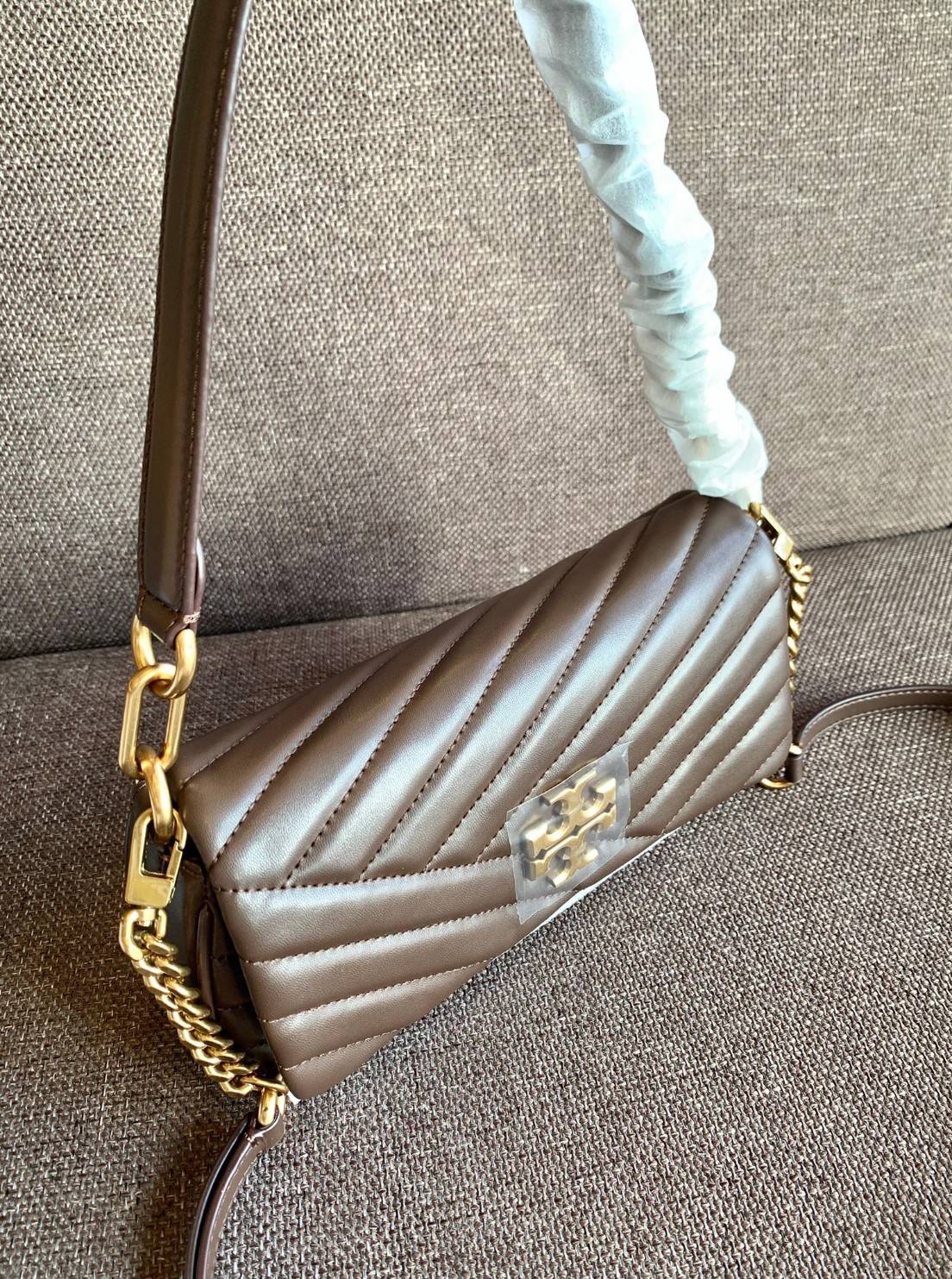 สีออกใหม่ แถมหายากด้วยค่าา! TORY BURCH KIRA CHEVRON SMALL FLAP SHOULDER BAG พร้อมส่งที่ไทย จำนวนจำกัดค่ะ! ✔️กระเป๋าคล้องไหล่หรือสะพายข้างได้ เปลี่ยนลุคดูไม่จำเจ 🔺หนังแกะแท้ ซึ่งจะคุณภาพดี เงา นิ่ม และราคาสูงกว่าหนังวัวนะคะ!