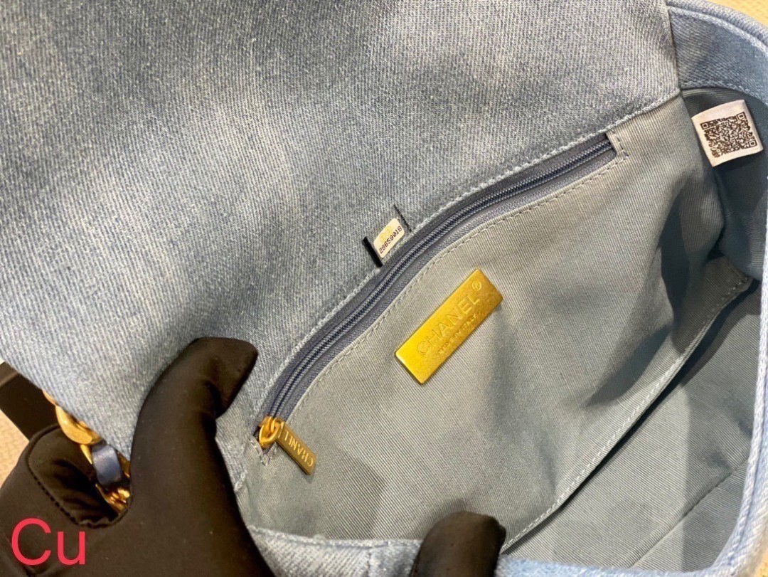 10" CHANEL FLAP 19 BLUE DENIM / CHANEL 19 HANDBAG DENIM กระเป๋าสะพายดีไซส์คลาสสิค งานเดนิม สายอะไหล่เงิน/ทองตัดกันสวยงาม