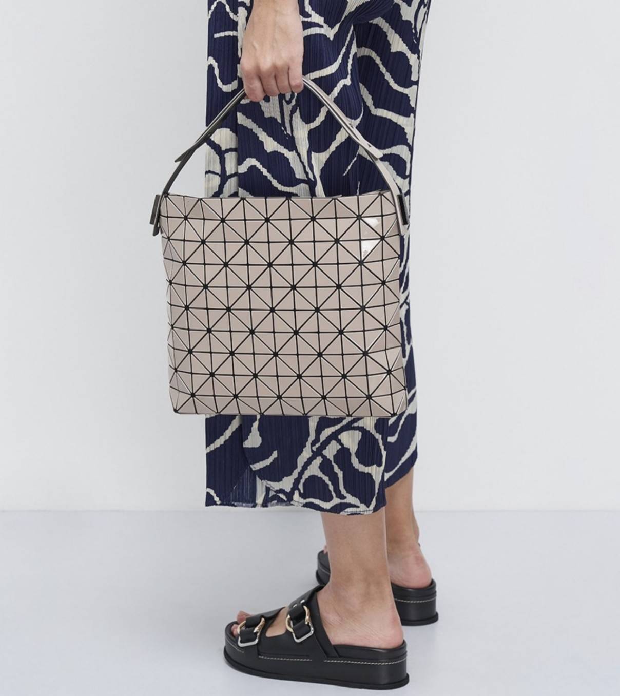 รุ่นใหม่ล่าสุด! พร้อมส่งที่ไทย! BAO BAO ISSEY MIYAKE BAGUETTE HANDBAG (LARGE) กระเป๋าสะพายไหล่จากทรงสวย วัสดุ 100% POLYVINYL CHLORIDE ด้านในใส่ของได้กำลังดีเลย ใส่ไอแพดมินิ กระเป๋าสตางค์ยาวได้ สมุดโน้ตได้สบายเลย วัยทำงานหรือวัยนักศึกษา อย่างน้อยต้องมีแบรน