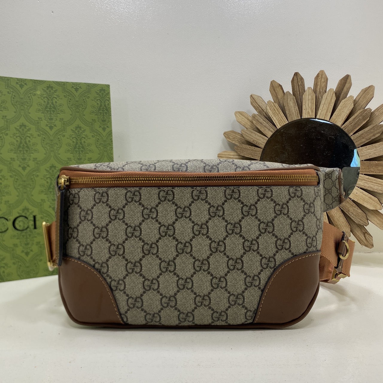 ORI หนังแท้ | GUCCI GG Emblem small belt bag กระเป๋าคาดอก/คาดเอวปรับโฉมใหม่ สวยสง่างาม สปอร์ตและเท่กว่าเดิม แต่ยังคงความคลาสสิค