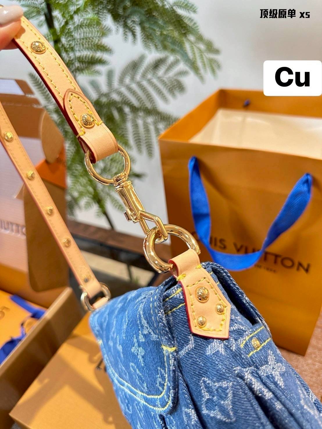 LV Sunset Denim Bag กระเป๋าสะพายไหล่ทรงสวย แรงมากฉุดไม่อยู่ กับกระแสคอลใหม่ lvremix ดีไซน์แบบตัวมัม y2k รูปทรง baguette สวยดูแพง ใบนี้ก็ฉ่ำสุดๆ