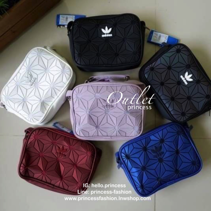 adidas mini airline bag *outlet* กระเป๋าสะพายข้างทรงสปอร์ต ด้านหน้าติดโลโก้แบรนด์ ดีไซน์ลาย 3D ด้านหลังเป็นหนังเรียบ มีช่องซิปสามารถใส่สิ่งของได้ รุ่นนี้เปิดปิดด้วยซิปคู่ ซิปปั๊มแบรนด์ทุกจุด ด้านในเป็นช่องกว้าง มีช่องซิป สายสะพายยาวสามารถปรับระดับได้ สาวก