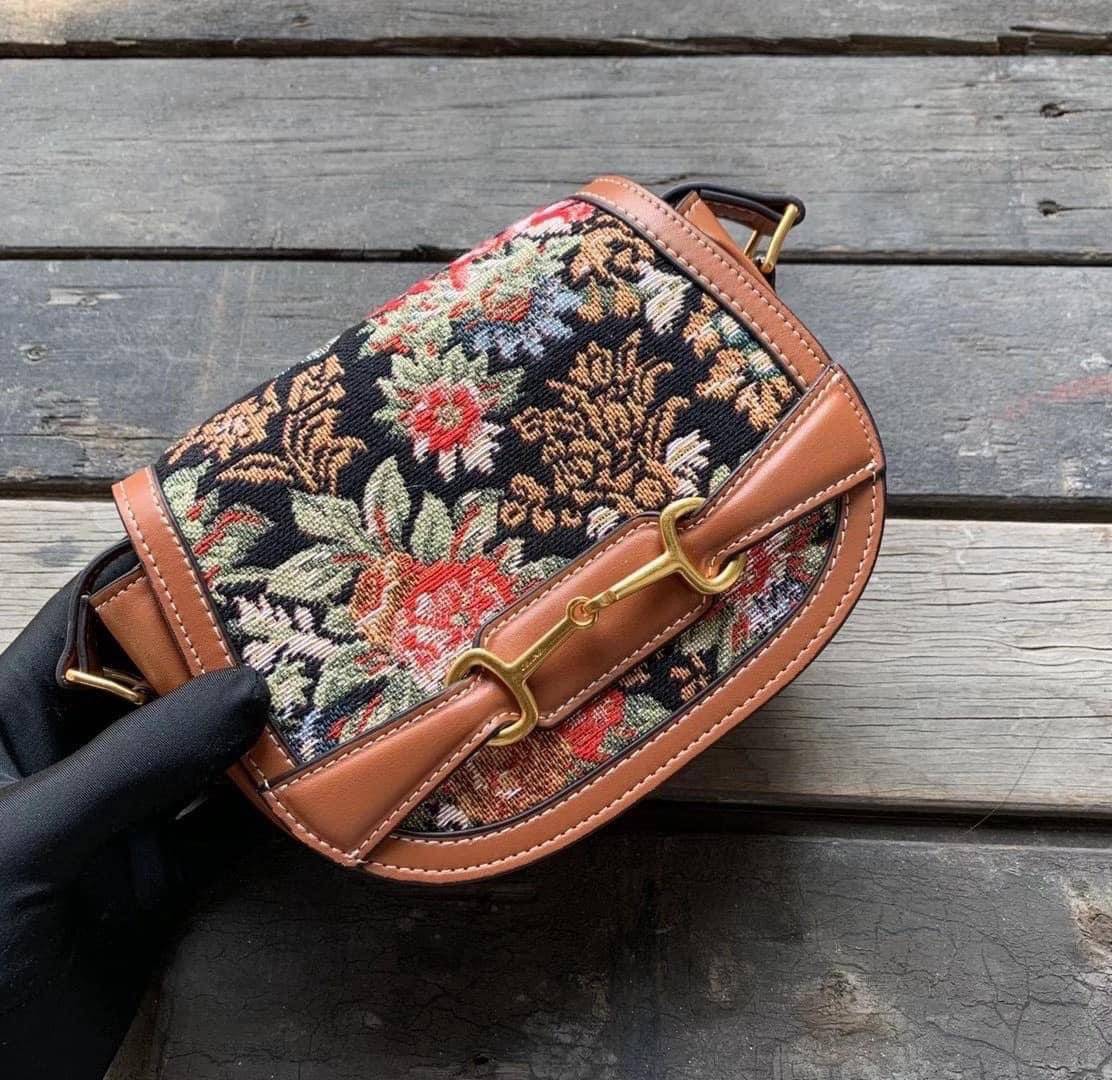 VIP 】หนังแท้ CELINE CROSSBODY BAG CELINE CRECY IN MAILLOM TRIOMPHE JACQUARD AND CAFTSKIN BAG กระเป๋าสะพายทรงสวยหรูอยู่ทรงเปิดปิดด้วยฝาปิดกระดุมโลโก้แบรนด์ ภายในโล่ง ขนาดกะทัดรัด น่ารัก สายสะพายหนังยาวปรับระดับได้จะสะพายไหล่หรือ CROSSBODY ก็ดูดี ตัวจริงสวย