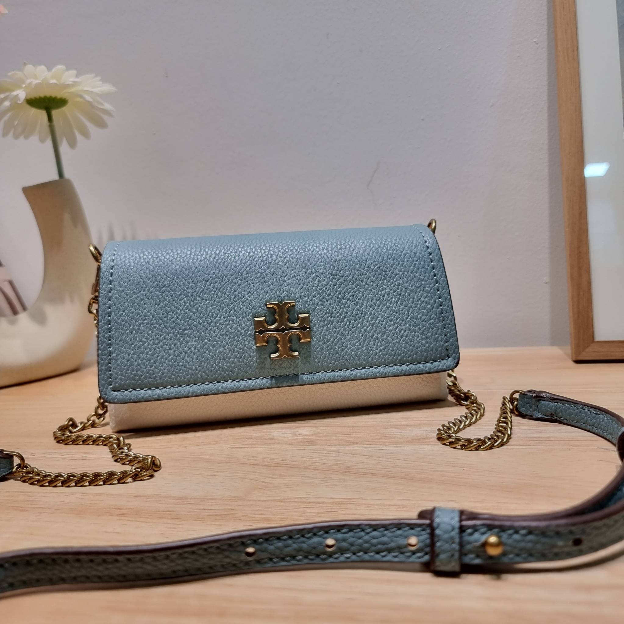 TORY BURCH LIMITED-EDITION MINI BAG รุ่นลิมิเต็ด ที่ sold out ไปแล้วหลายช็อป มีมาให้ช้อปที่นี่! กับกระเป๋าสะพายข้างทรงผู้ดี ไซส์มินิ ที่ผลิตมาในจำนวนจำกัด โดดเด่นด้วยอะไหล่ทองคลาสสิคหรูหรา และสายสะพายโซ่สลับหนัง ทำให้สะพายได้โดยไม่เจ็บไหล่