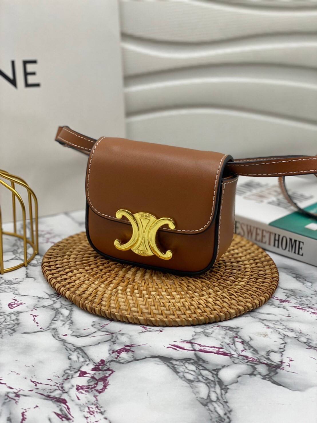 หนังแท้ CELINE MINI TRIOMPHE IN TRIOMPHE CANVAS AND CALFSKIN ใบเล็กน่ารัก งานหนังแท้ทั้งใบ กระเป๋ามินิทรงชิค ดีไซน์รูปกล่องสุดแสนมินิมอล สามารถสะพายแบบ Crossbody และยังเป็น Belt Bagได้อีกด้วย แบบไม่มีตกยุค ด้านหน้าโดดเด่นด้วยโลโก้สีทอง เป็นอีกหนึ่งตัวเลือ