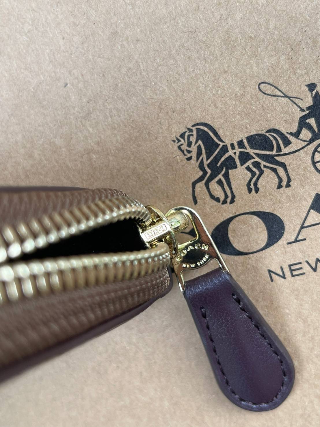 COACH ACCORDION ZIP WALLET IN SIGNATURE CANVAS กระเป๋าสตางค์ใบยาวนี้ที่เหมาะกับการใช้งานทุกรูปแบบ นอกจากเพิ่มความมั่นใจแล้ว ยังทำให้ชีวิตของเราง่ายขึ้นอีกด้วย โดยการเปิดปิดแบบซิปรอบ สามารถใส่ธนบัตร เหรียญ บัตรต่างๆได้หลายใบเลยทีเดียว ขนาดของกระเป๋าสามารถถ