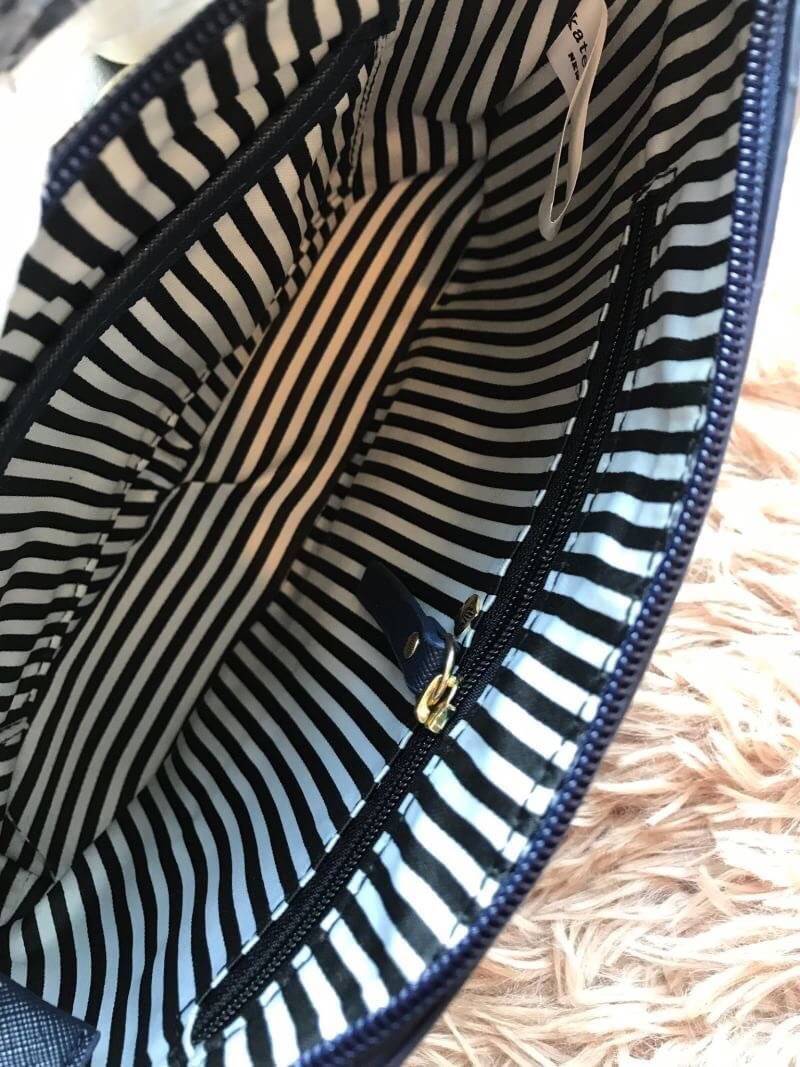 Kate Spade New York Greta Court Ramey Gritter Crossbody Bag กระเป๋าสะพายที่มีดีเทลเป็นกริชเตอร์วิ้งที่ก้นกระเป๋า ด้านบนหนังsaffiano เปิดปิดด้วยซิปเดียวด้านบน ภายในใส่กระเป๋าสตางค์ยาว มินิไอแพคได้ สายสะพายยาว118cmปรับไม่ได้ ขนาดกำลังดีสวยน่าใช้เลยคร้า!!