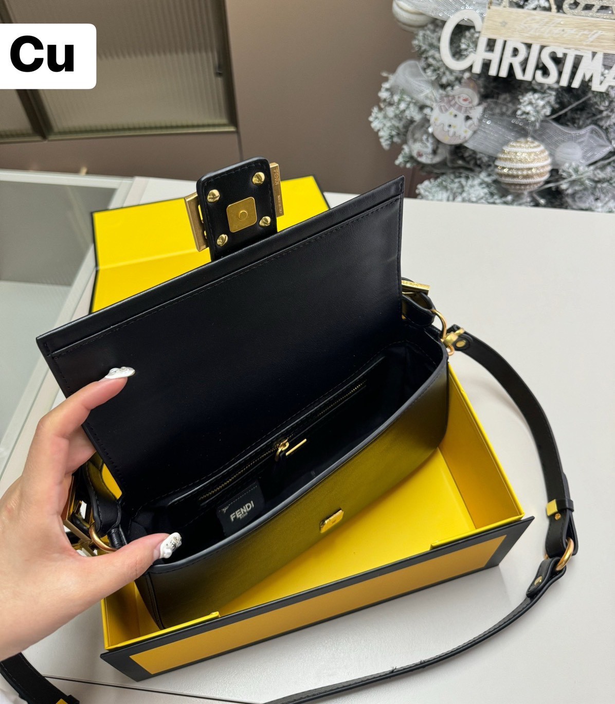 FENDI Baguette Leather Bag กระเป๋าสะพายทรงแบคเกตต์ หนังเรียบสวย อีกหนึ่งรุ่นใหม่ ปังไม่ไหวจ้าแม่!! เรียบหรูและคลาสสิคในตัว มาพร้อมสาย 2 แบบ สำหรับคล้องแขน และสายครอสบอดี้
