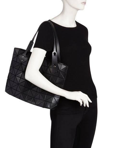 Bao Bao Issey Miyake ROCK MATTE ซีรีส์นี้จะเป็นทรงสี่เหลี่ยมผืนผ้า มีซิปปิดด้านบน ถือเป็นรุ่นที่เหมาะกับการใช้งานในชีวิตประจำวัน สามารถพับมุมและบริเวณด้านล่างของกระเป๋าเพื่อเพิ่มความสะดวกสบายในการใช้งาน ทั้งยังช่วยให้วางกระเป๋าในแนวตั้งได้อีกด้วย แผ่นต่อส