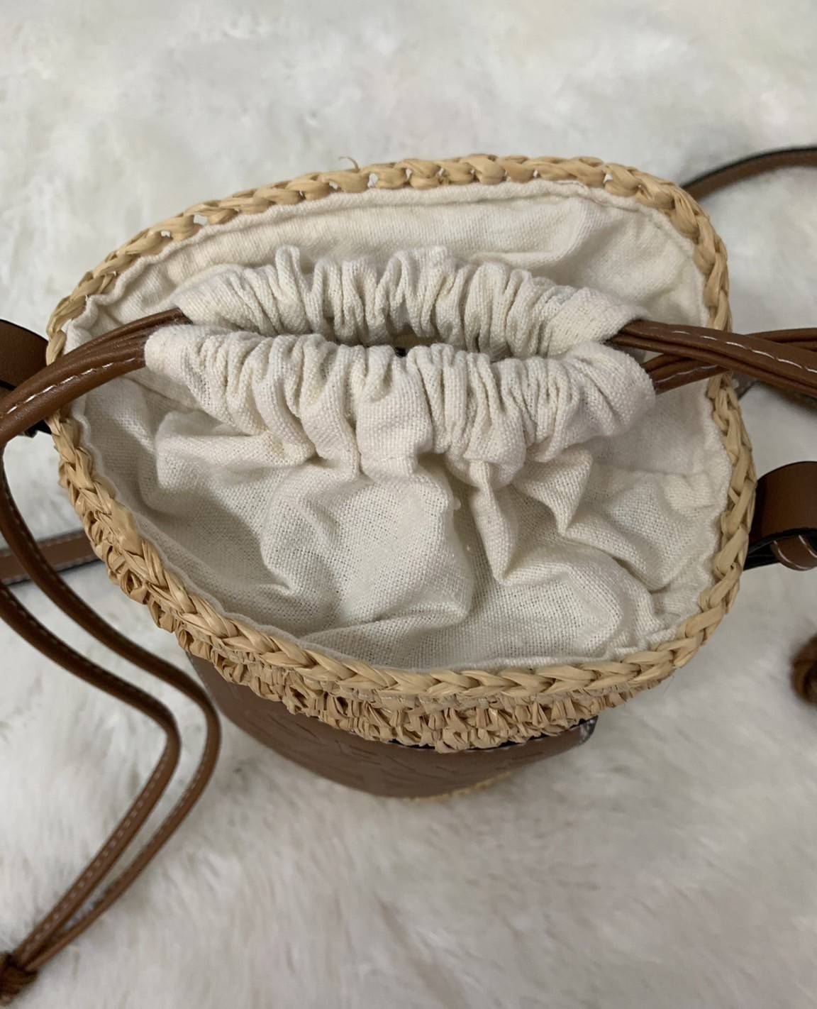 Loewe Bucket Bag / Loewe raffia and hemp bucket bag วัสดุ Textile Canvas & CalfSkin เป็นการนำวัสดุธรรมชาติมาสังเคราะห์หรือทอจนเป็นเนื้อเดียวกันคล้ายงานสาน มีความวินเทจในตัว น้ำหนักเบา ดูแลรักษาง่าย เหมาะกับยุคสมัยที่เข้ากับธรรมชาติและต้องการความคล่องตัว เ