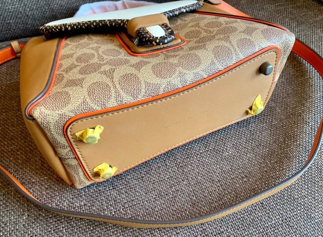 COACH COURIER CARRYALL 23 IN COLORBLOCK SIGNATURE CANVAS พร้อมส่ง 7 แบบ พร้อมส่ง ลุคดูไฮสุดๆค่ะ! กระเป๋าสะพายหนังหรูหราและคลาสสิค หนังแท้ชั้นดีที่สุด น้ำหนักเบา หนังสวยมากก สัมผัสแล้วหลงรักแน่นอนจ้าา😘